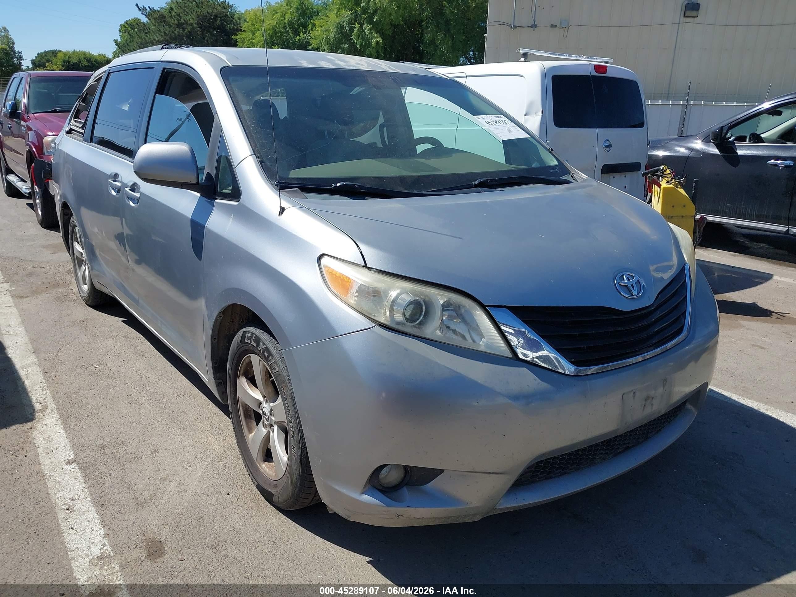 2011 Toyota Sienna Le V6 Серебряный vin: 5TDKK3DC9BS107055