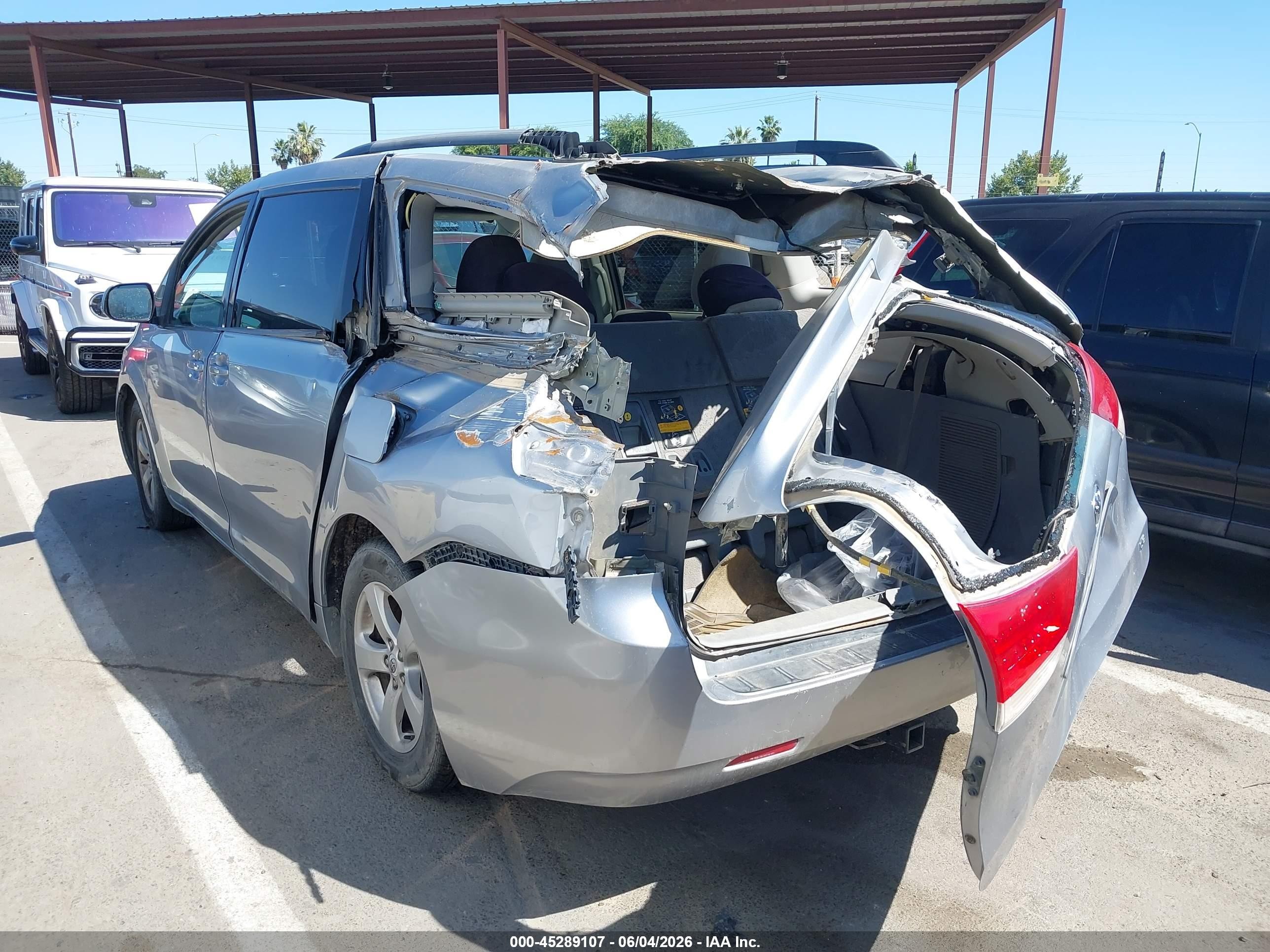 2011 Toyota Sienna Le V6 Silver vin: 5TDKK3DC9BS107055