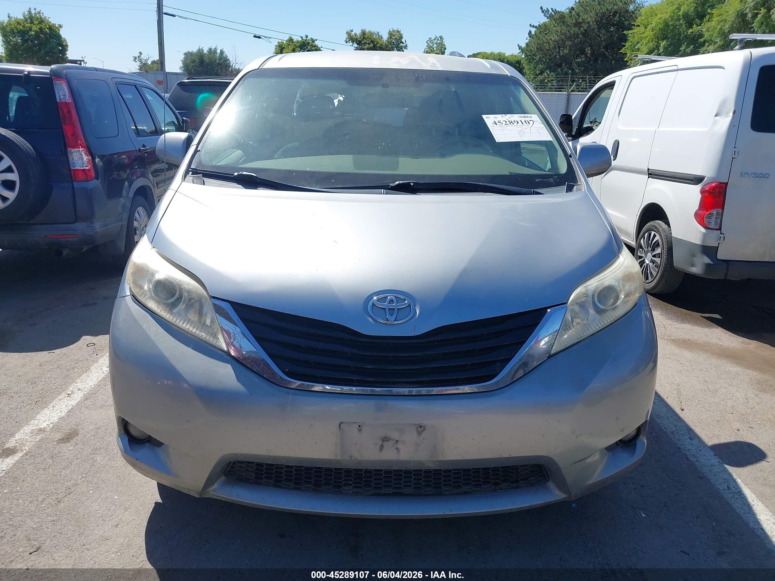 2011 Toyota Sienna Le V6 Silver vin: 5TDKK3DC9BS107055