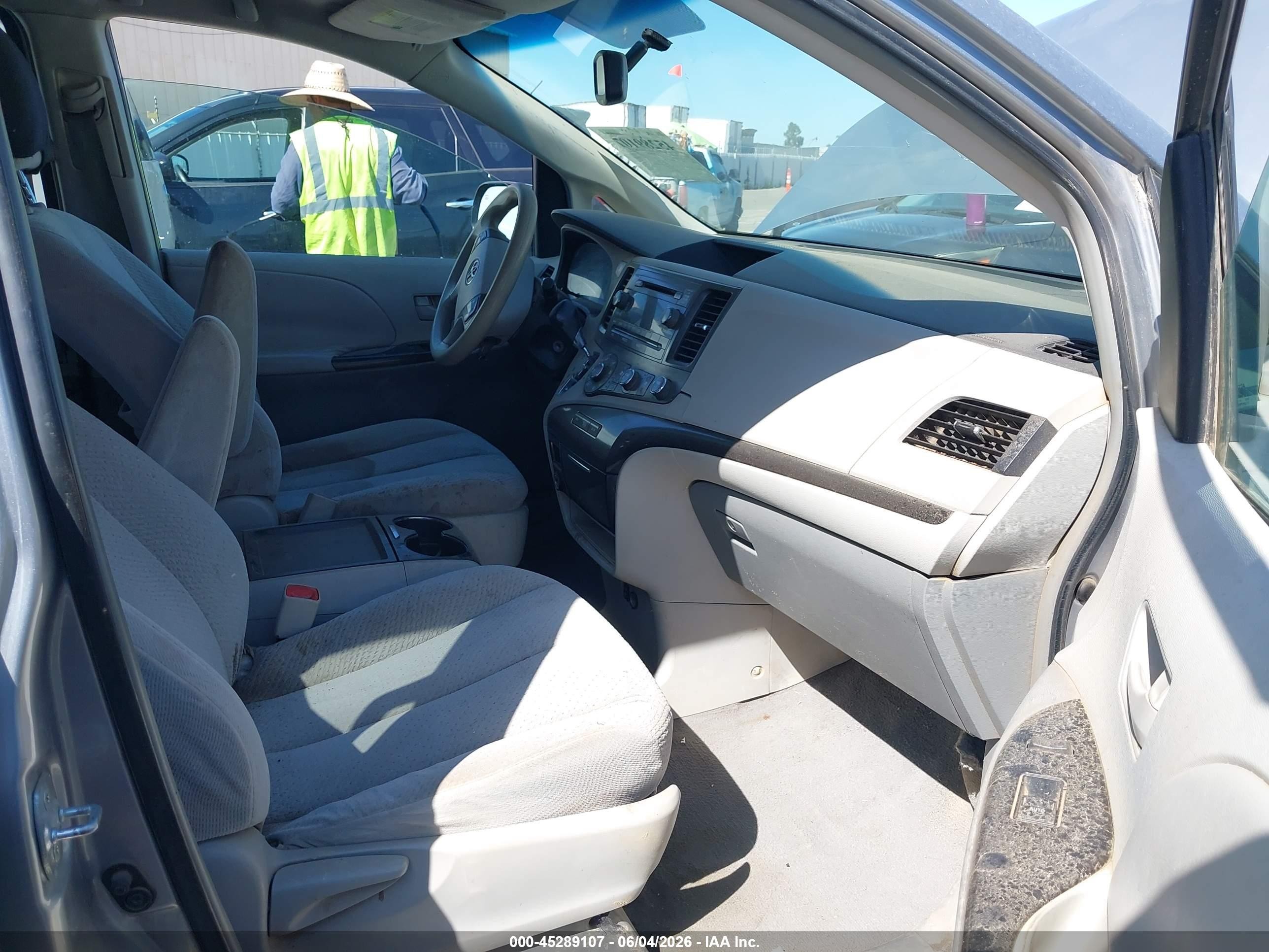 2011 Toyota Sienna Le V6 Silver vin: 5TDKK3DC9BS107055