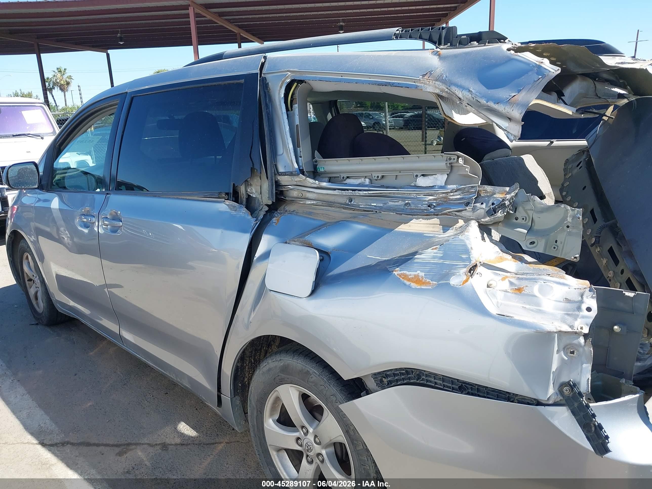 2011 Toyota Sienna Le V6 Silver vin: 5TDKK3DC9BS107055