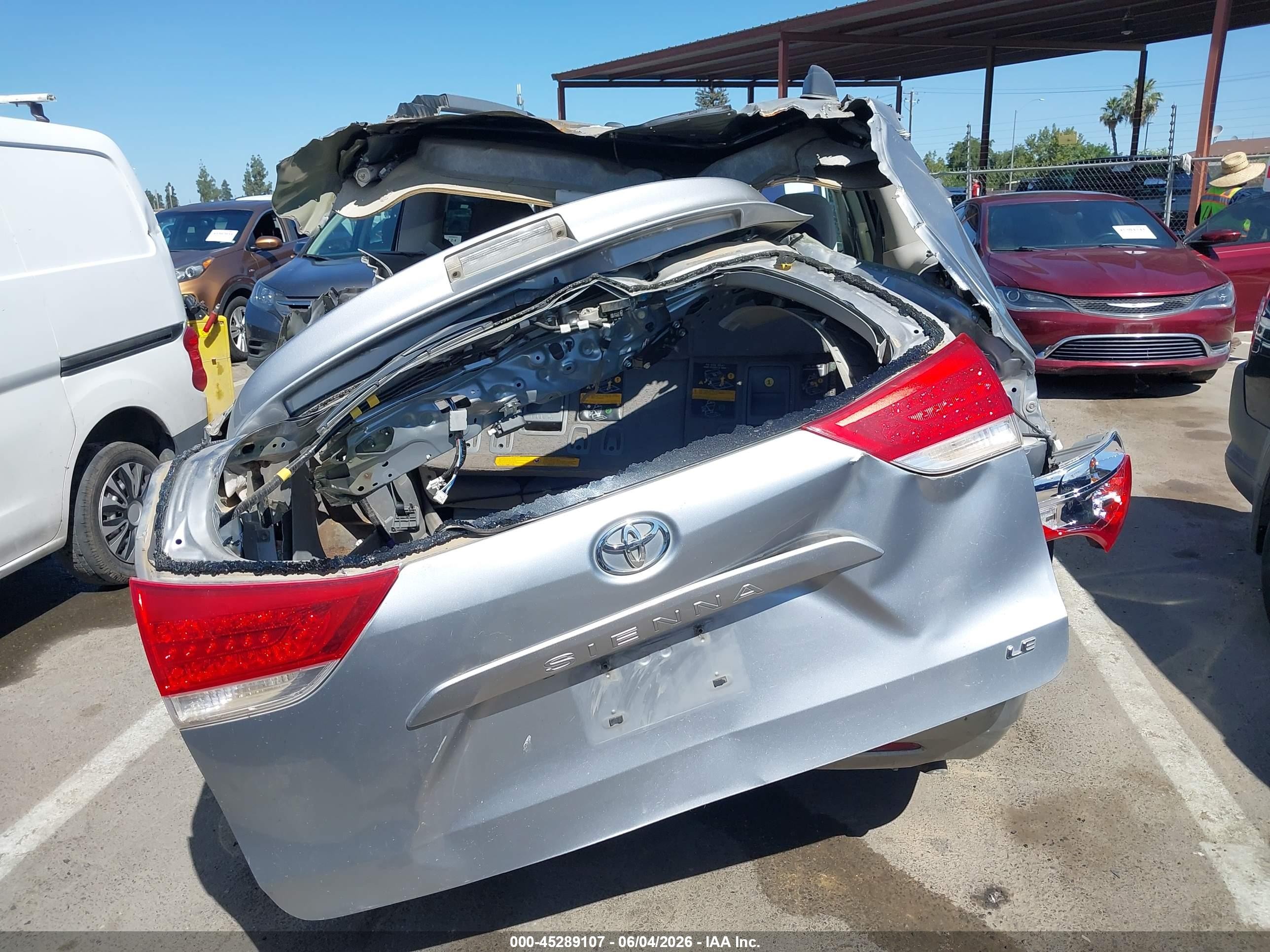 2011 Toyota Sienna Le V6 Silver vin: 5TDKK3DC9BS107055