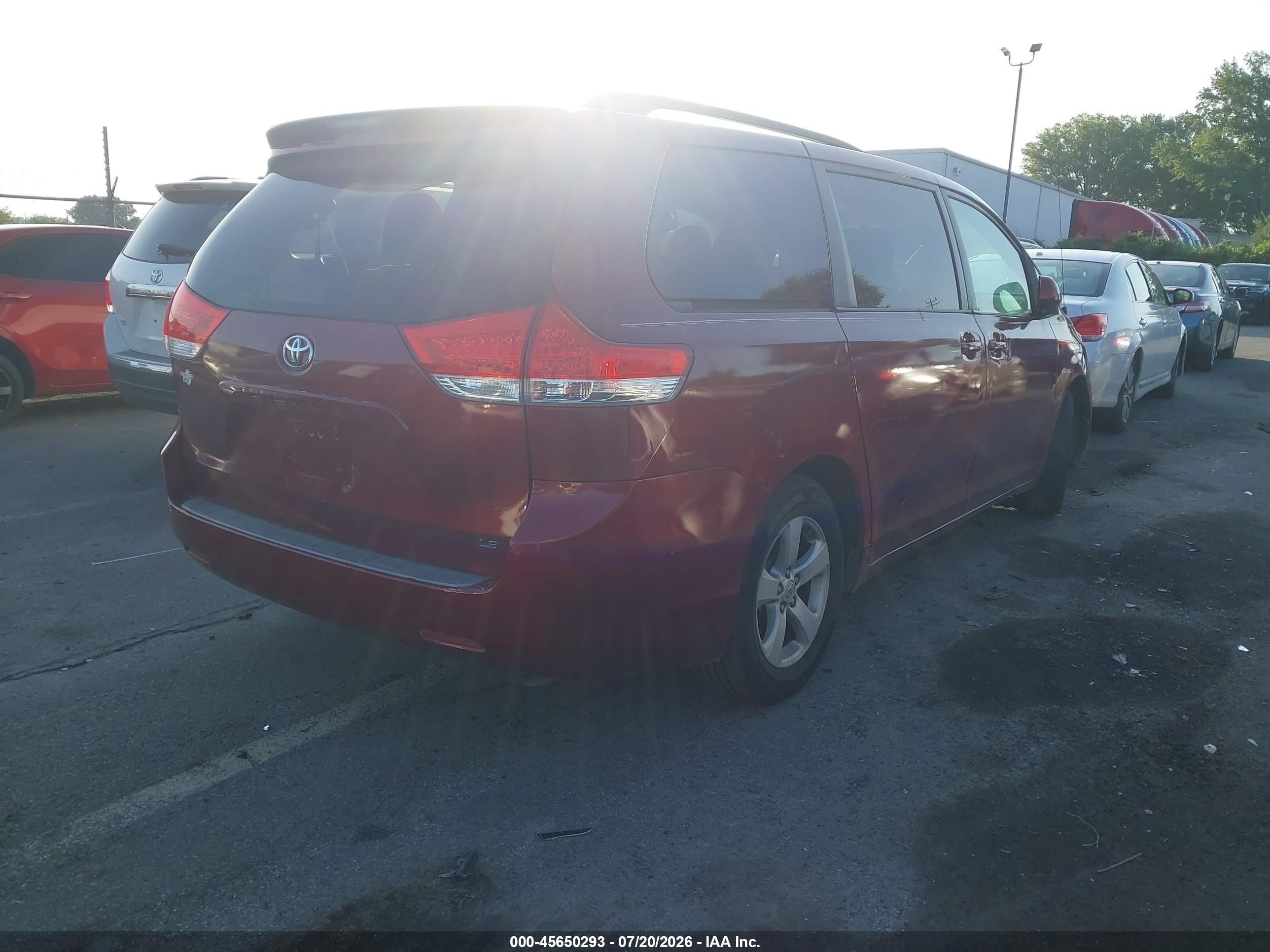 2011 Toyota Sienna Le V6 Burgundy vin: 5TDKK3DC9BS107296