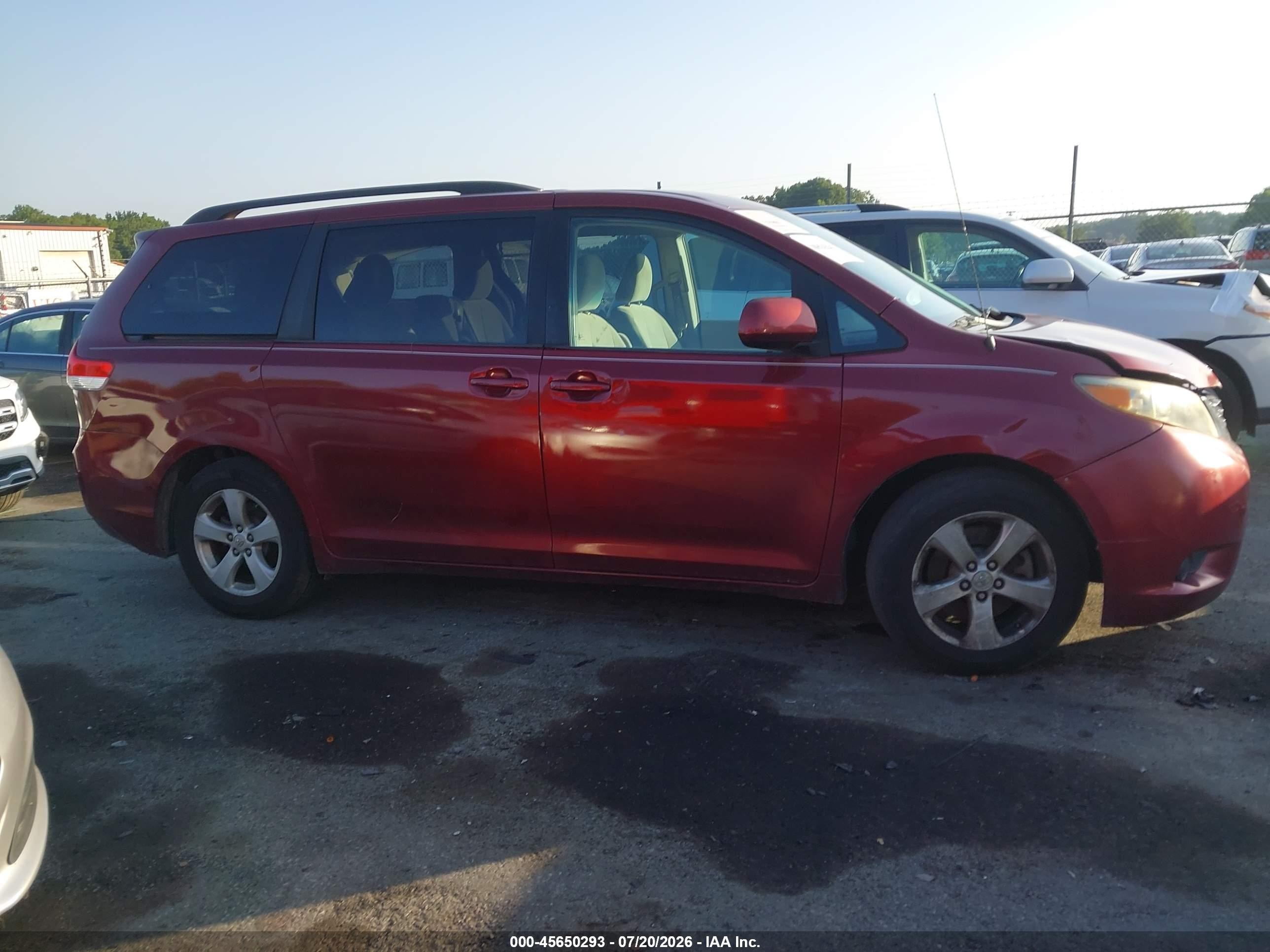2011 Toyota Sienna Le V6 Burgundy vin: 5TDKK3DC9BS107296