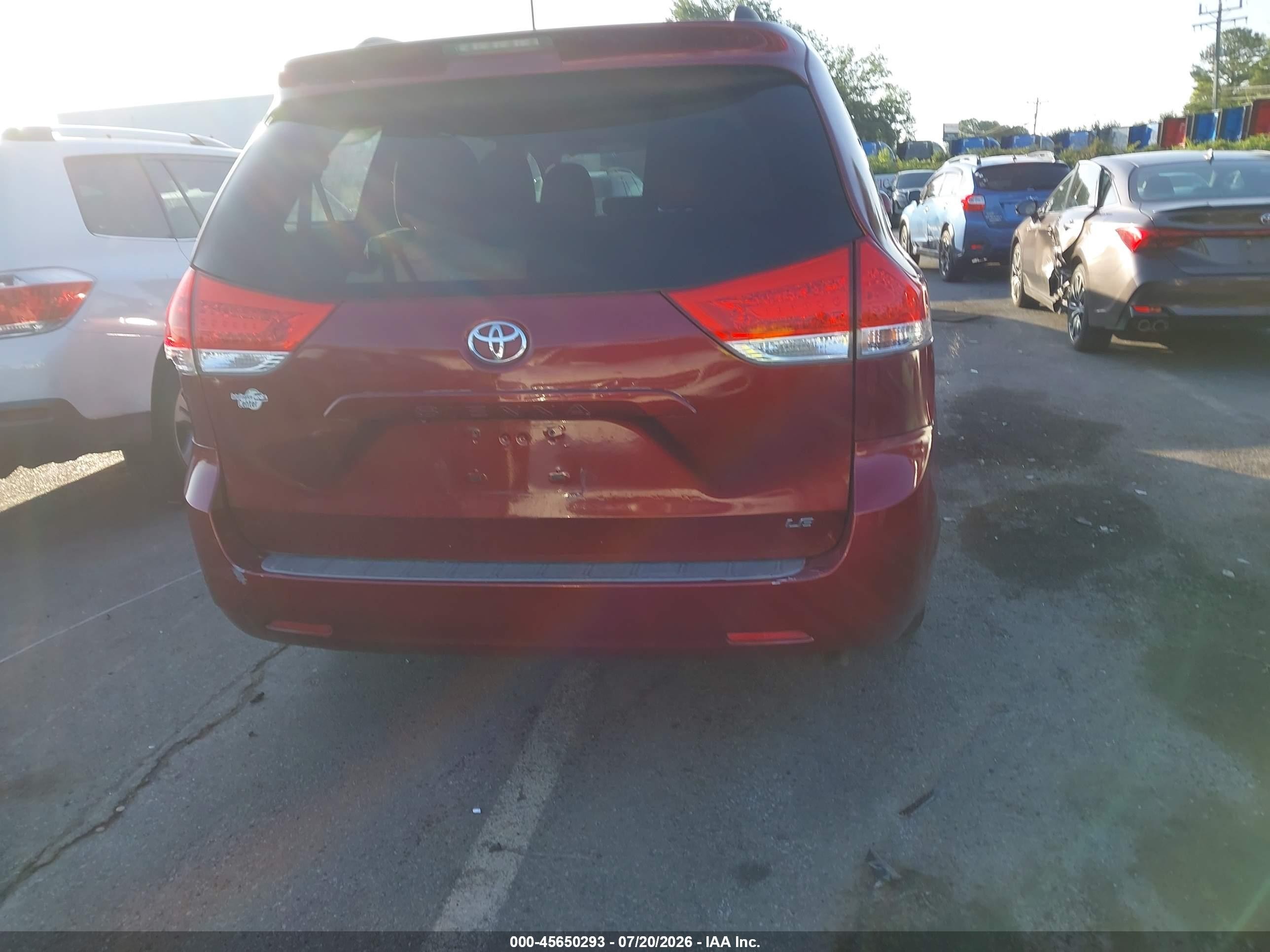 2011 Toyota Sienna Le V6 Burgundy vin: 5TDKK3DC9BS107296