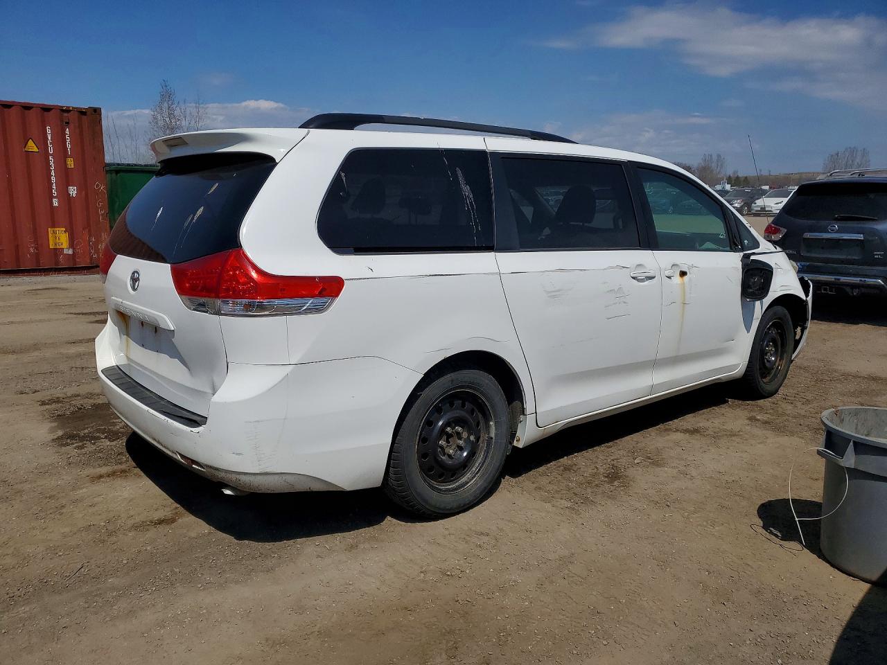 2011 Toyota Sienna Le White vin: 5TDKK3DC9BS141481