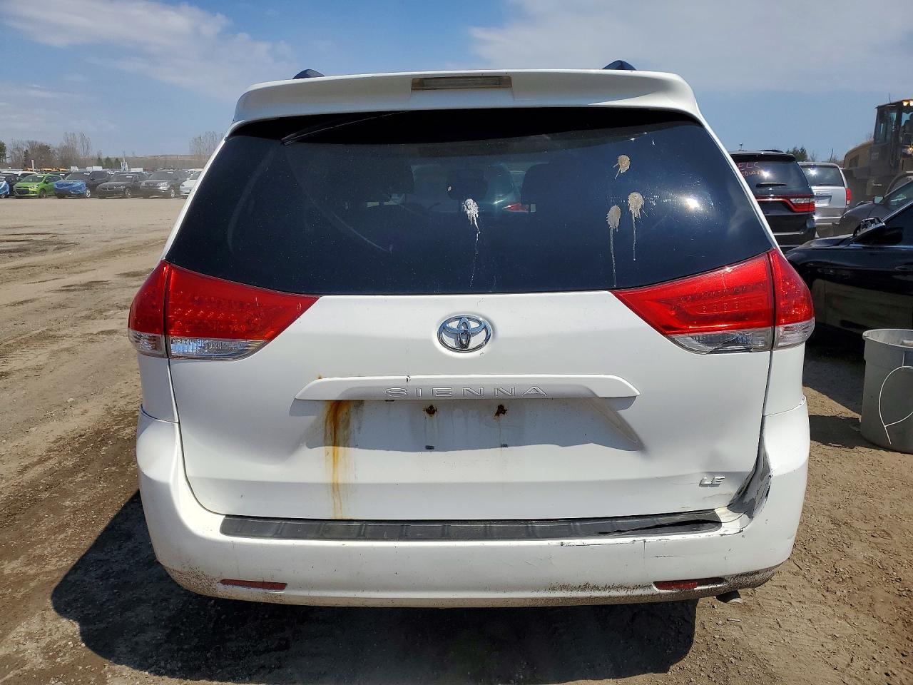 2011 Toyota Sienna Le White vin: 5TDKK3DC9BS141481