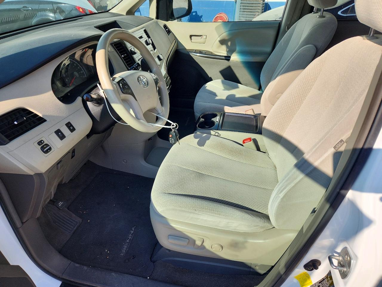 2011 Toyota Sienna Le Белый vin: 5TDKK3DC9BS146695
