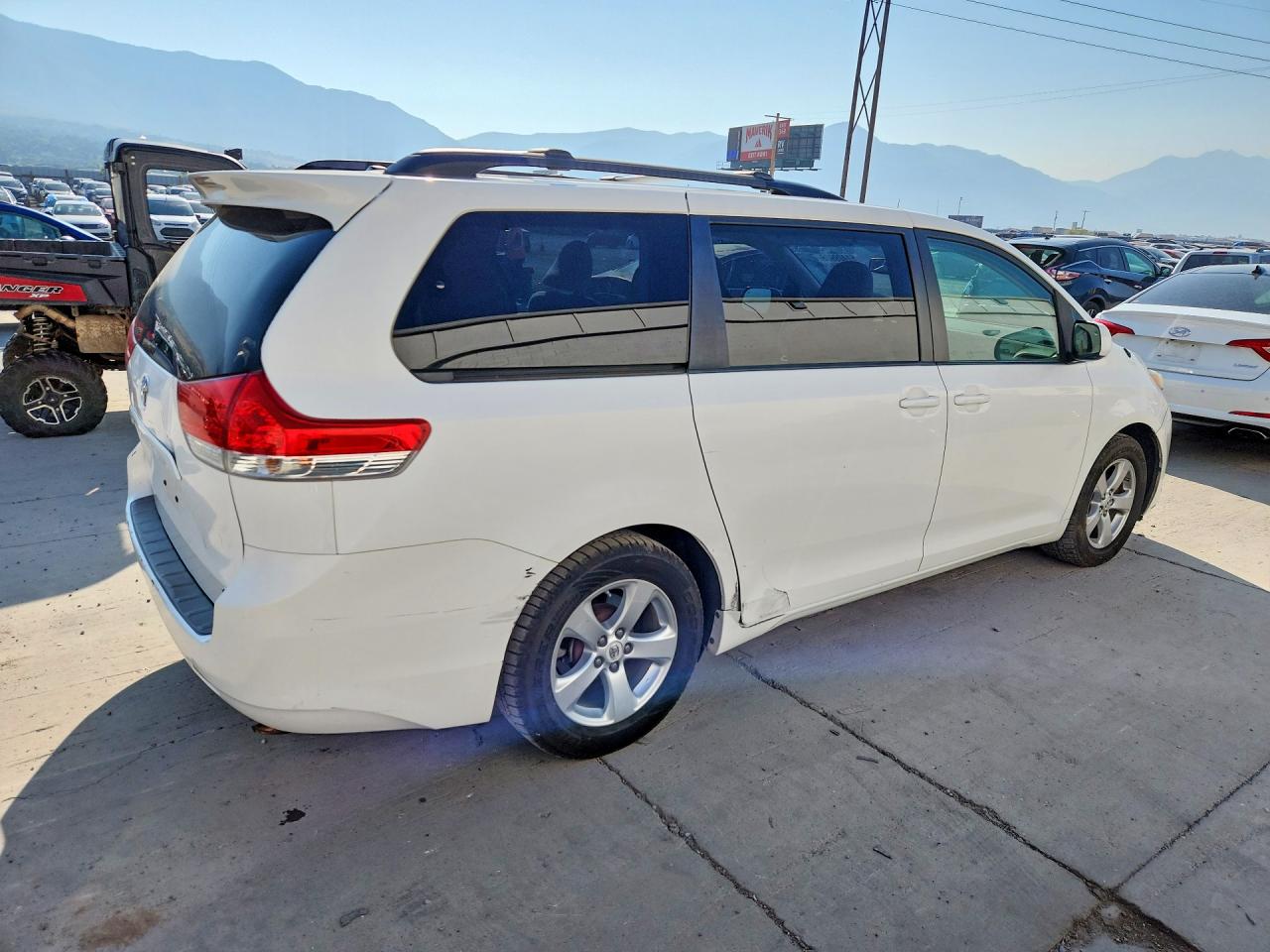 2011 Toyota Sienna Le Белый vin: 5TDKK3DC9BS146695
