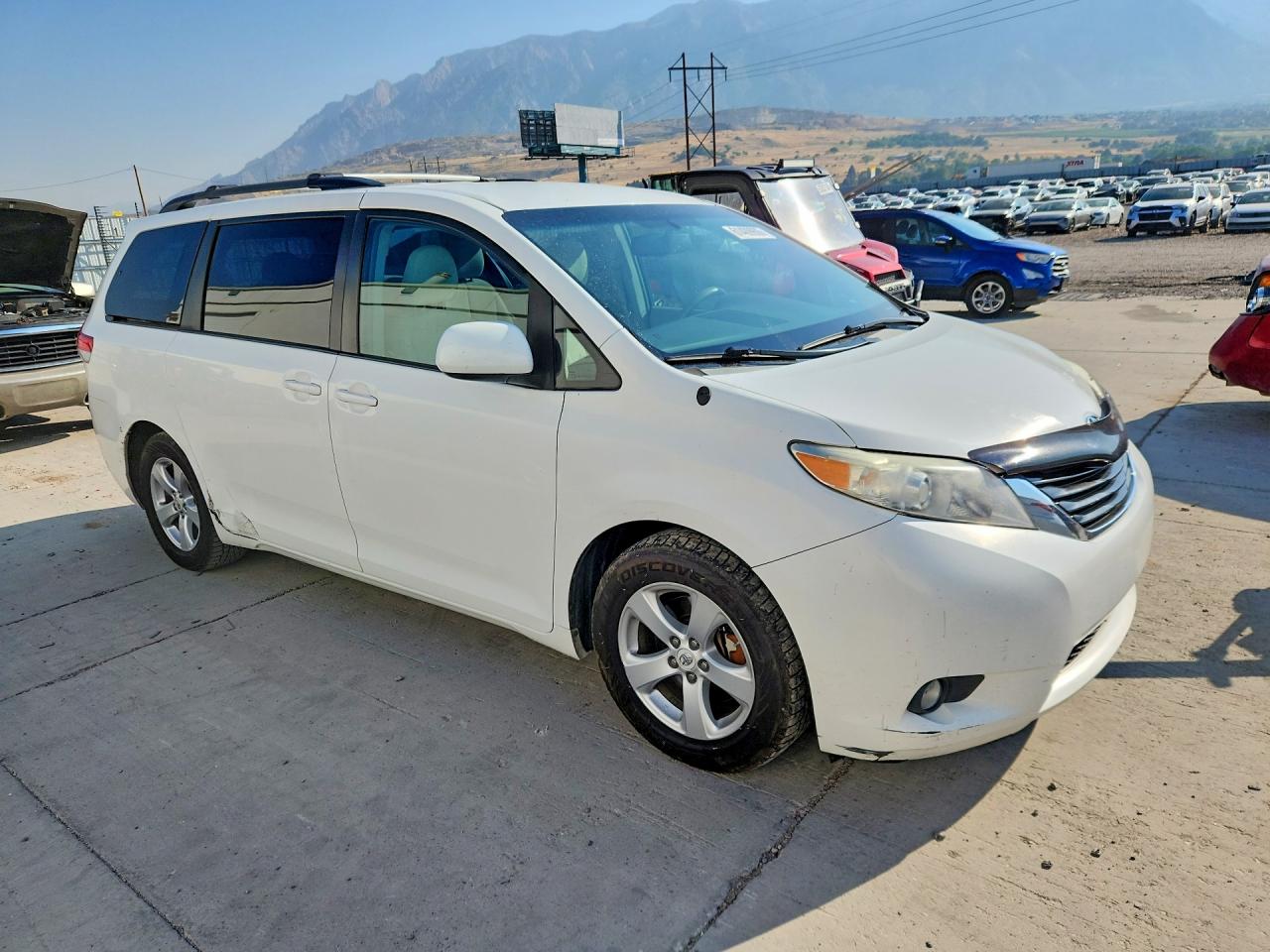 2011 Toyota Sienna Le Белый vin: 5TDKK3DC9BS146695