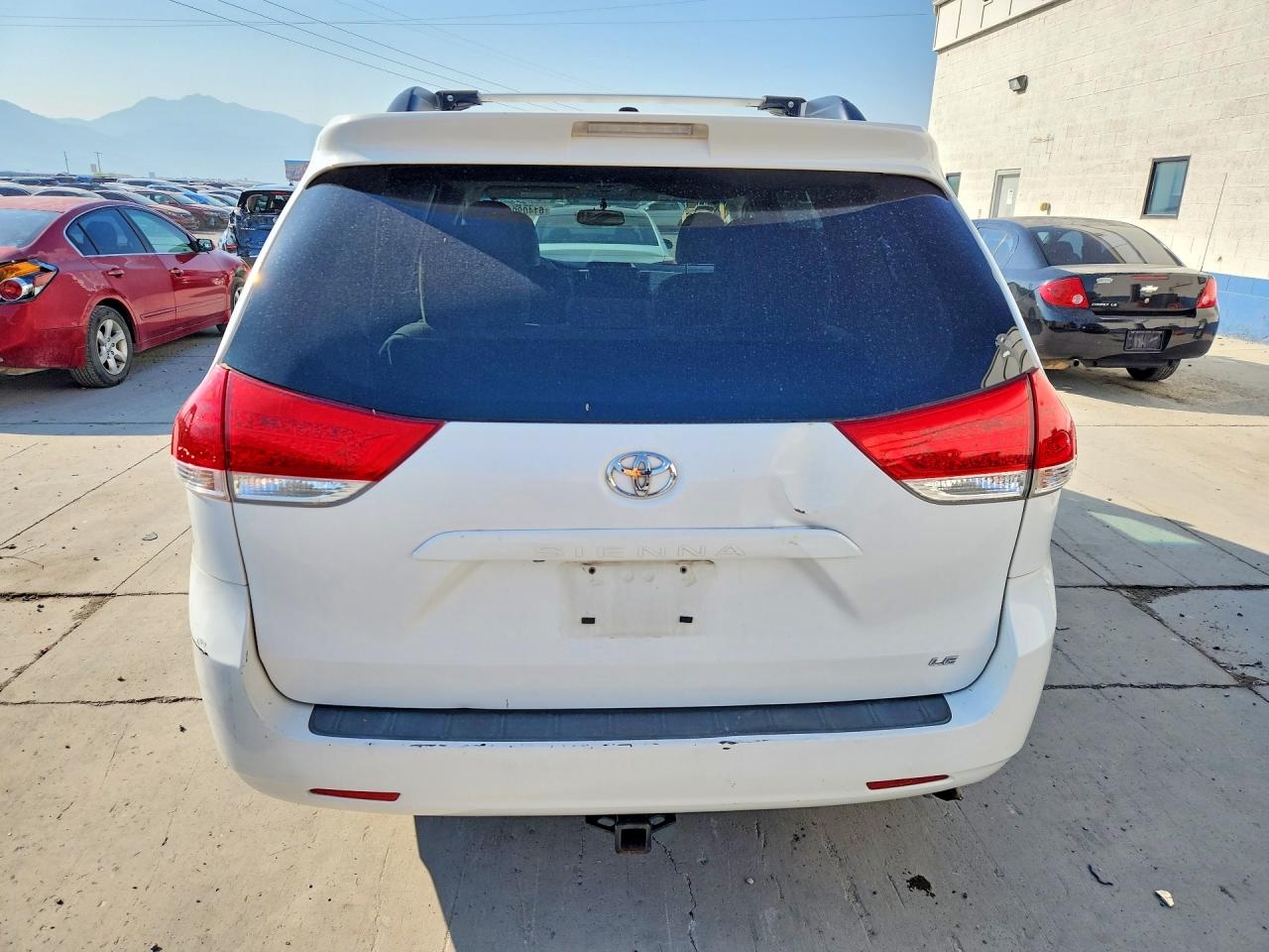2011 Toyota Sienna Le Белый vin: 5TDKK3DC9BS146695