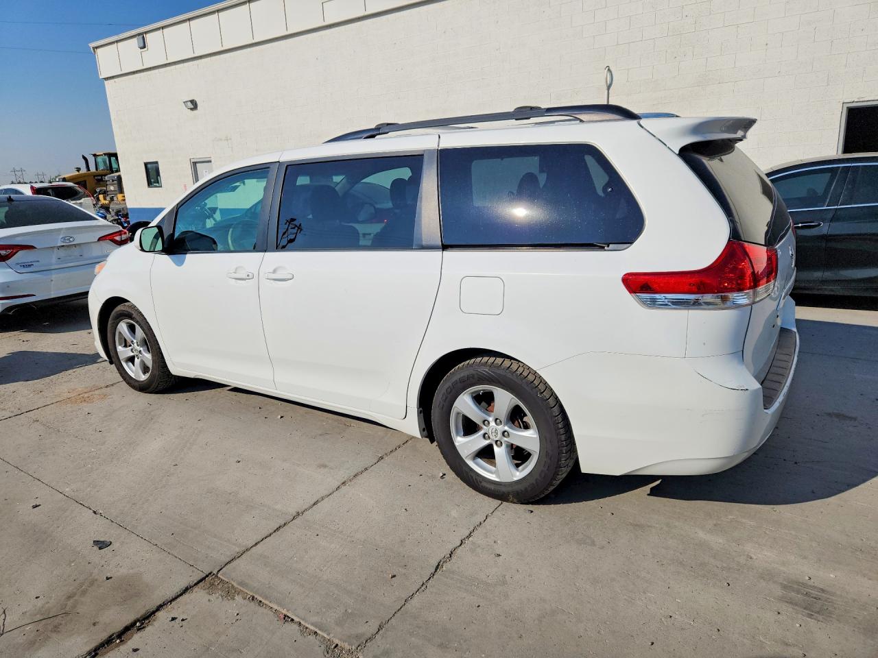 2011 Toyota Sienna Le Белый vin: 5TDKK3DC9BS146695
