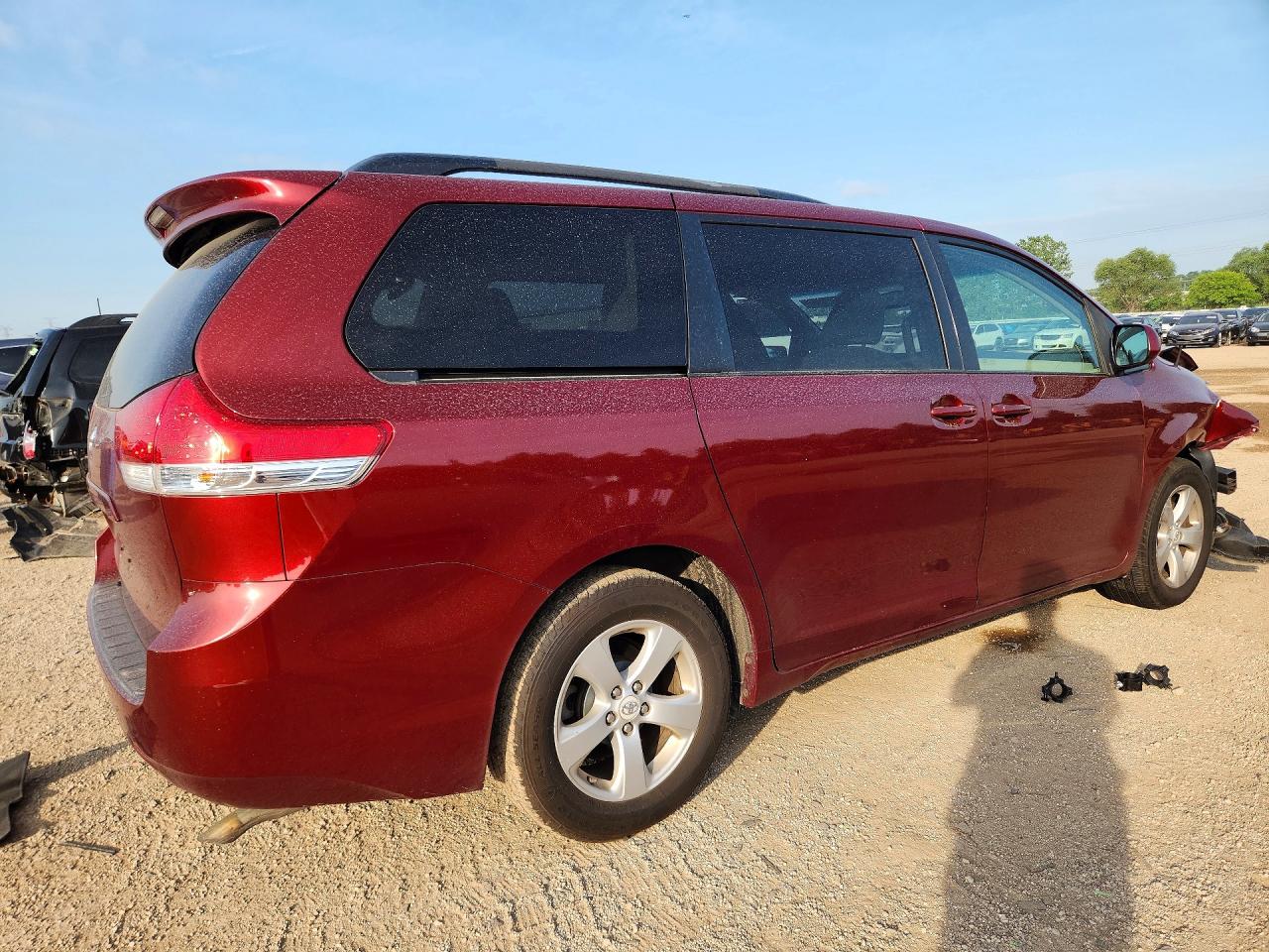 2011 Toyota Sienna Le Maroon vin: 5TDKK3DC9BS155865