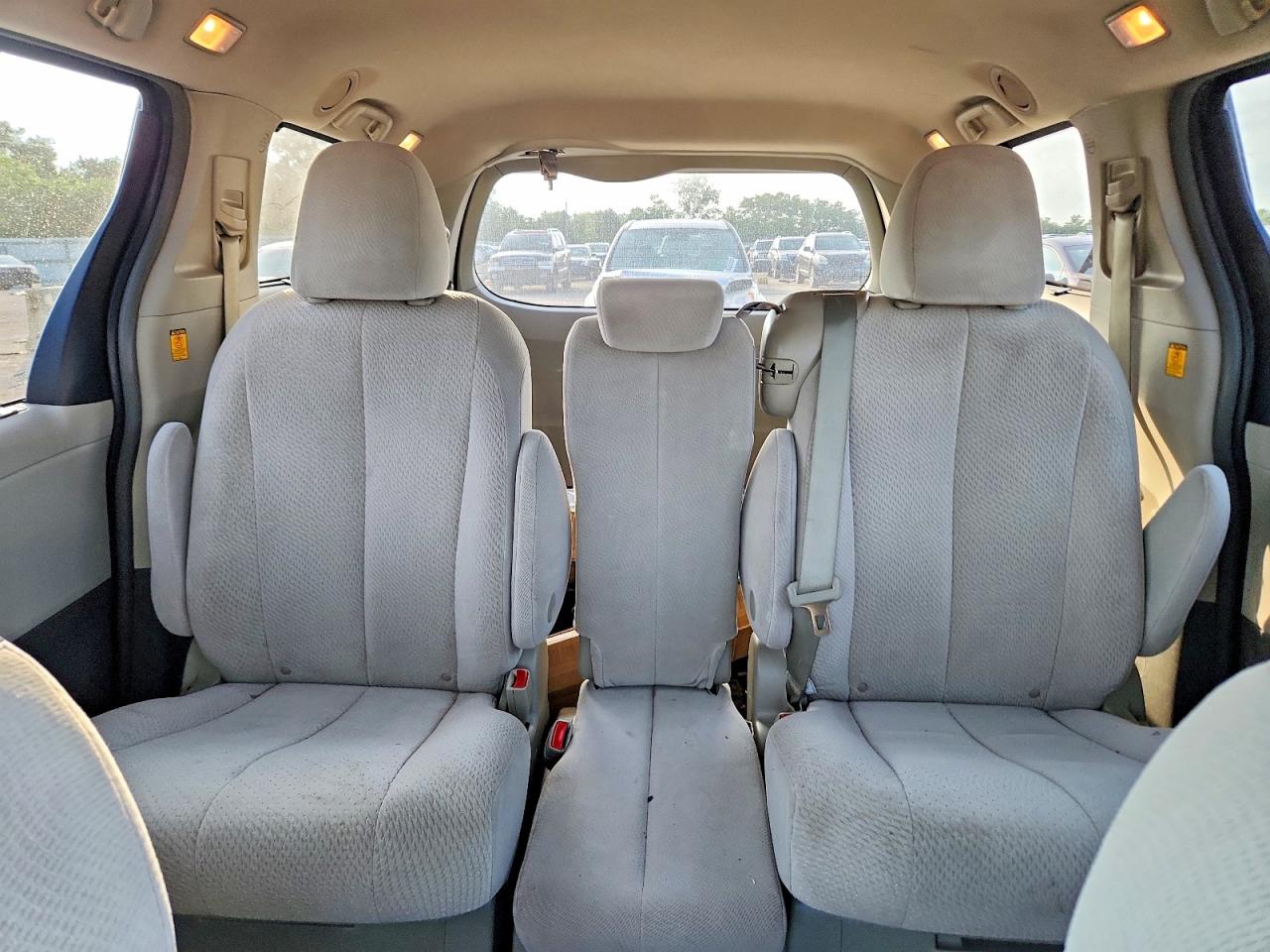 2011 Toyota Sienna Le Maroon vin: 5TDKK3DC9BS155865