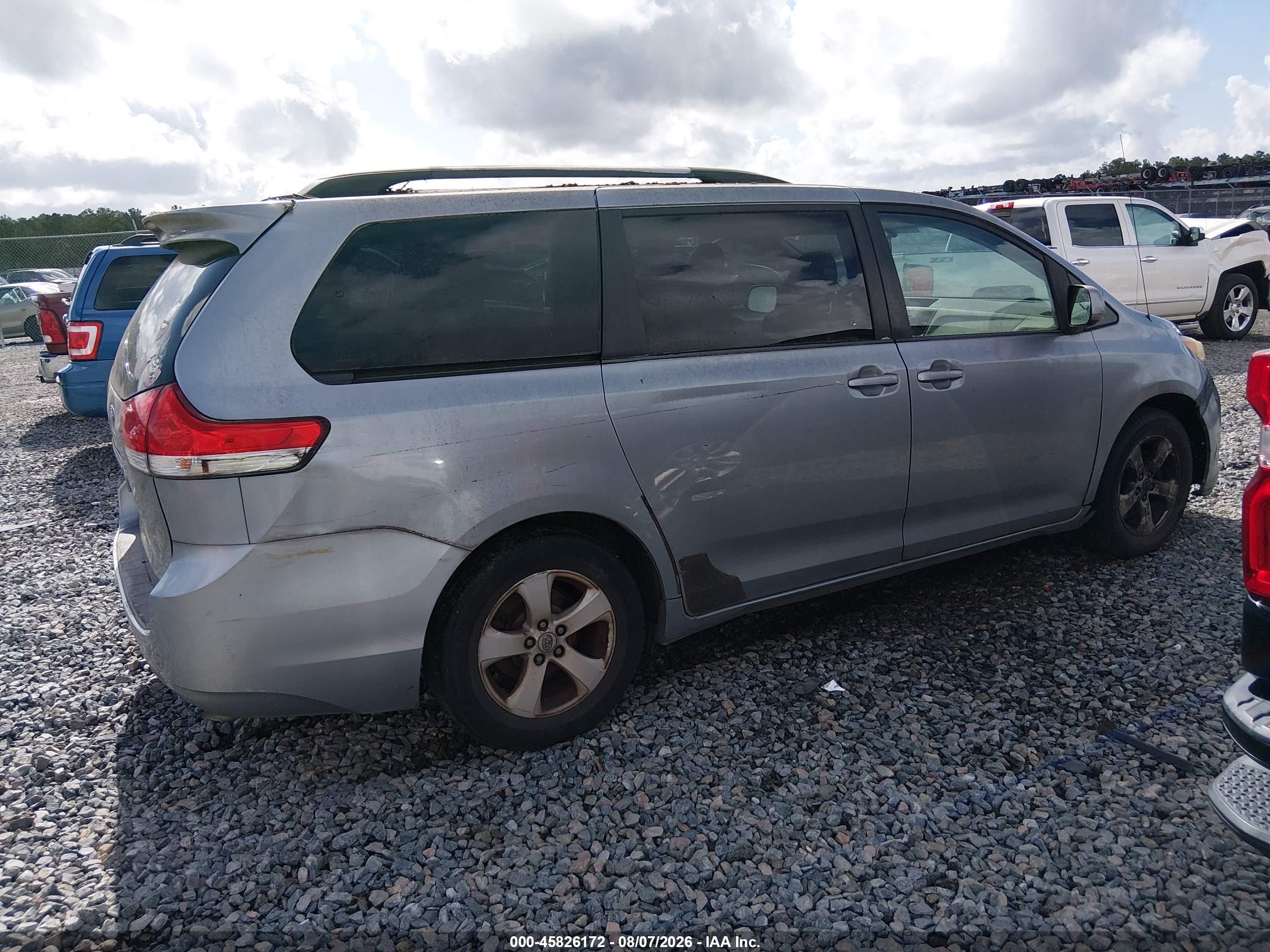 2011 Toyota Sienna Le V6 Серебряный vin: 5TDKK3DC9BS156269