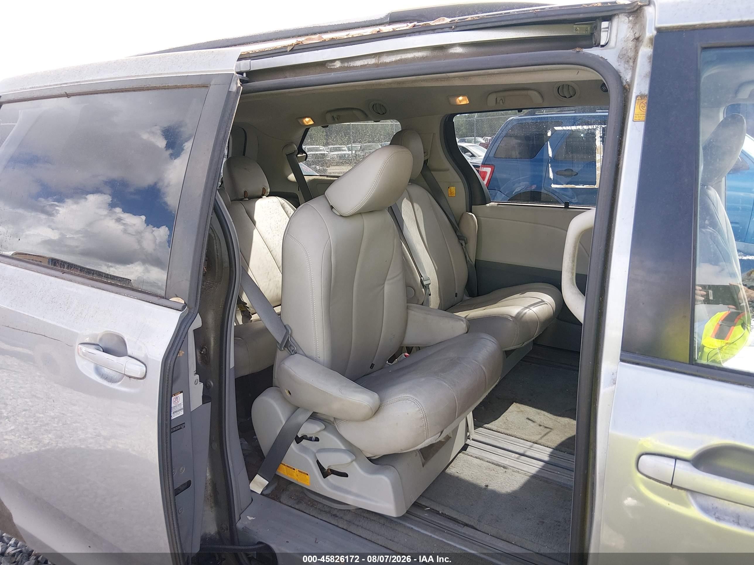 2011 Toyota Sienna Le V6 Серебряный vin: 5TDKK3DC9BS156269