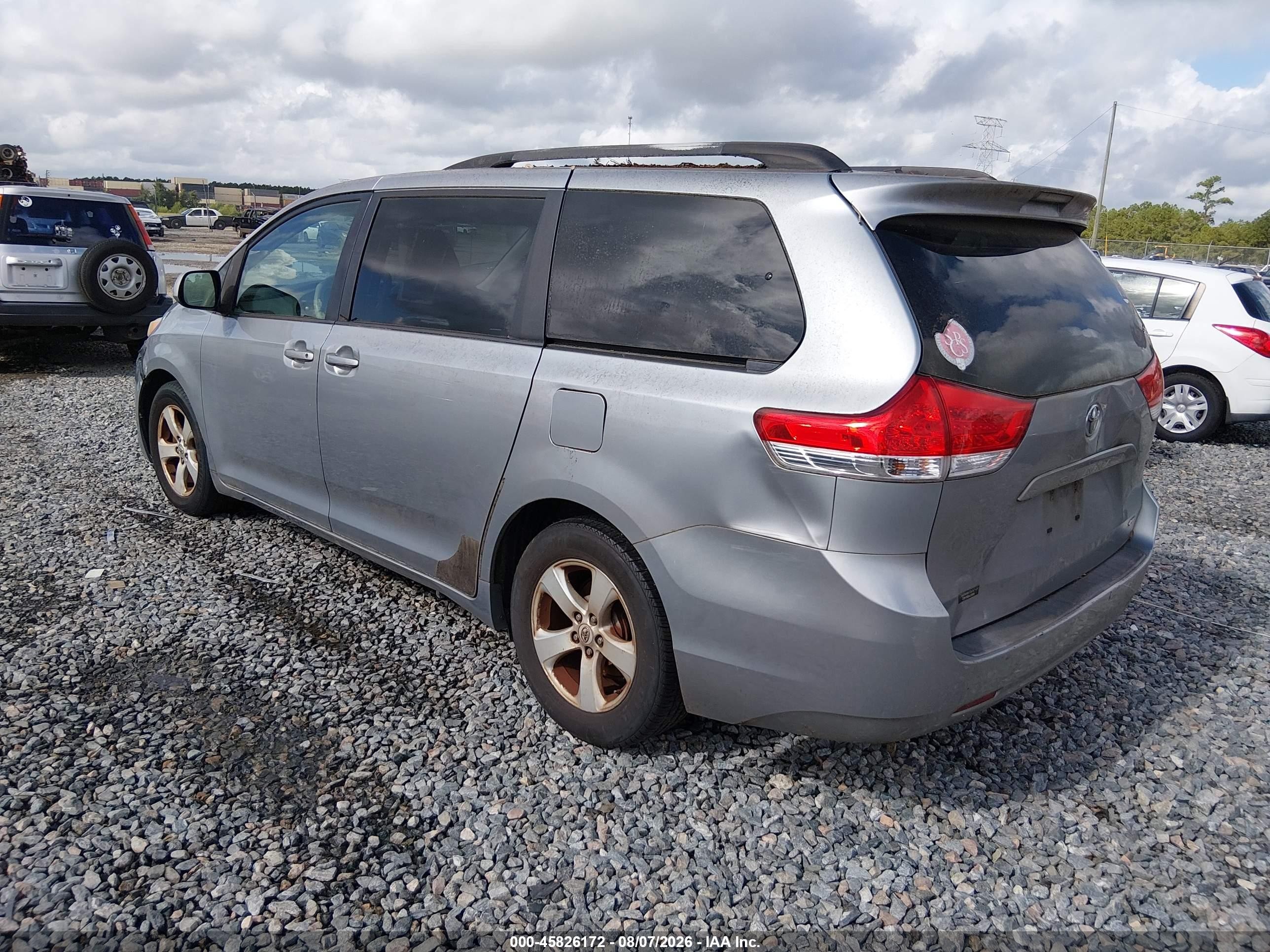 2011 Toyota Sienna Le V6 Серебряный vin: 5TDKK3DC9BS156269