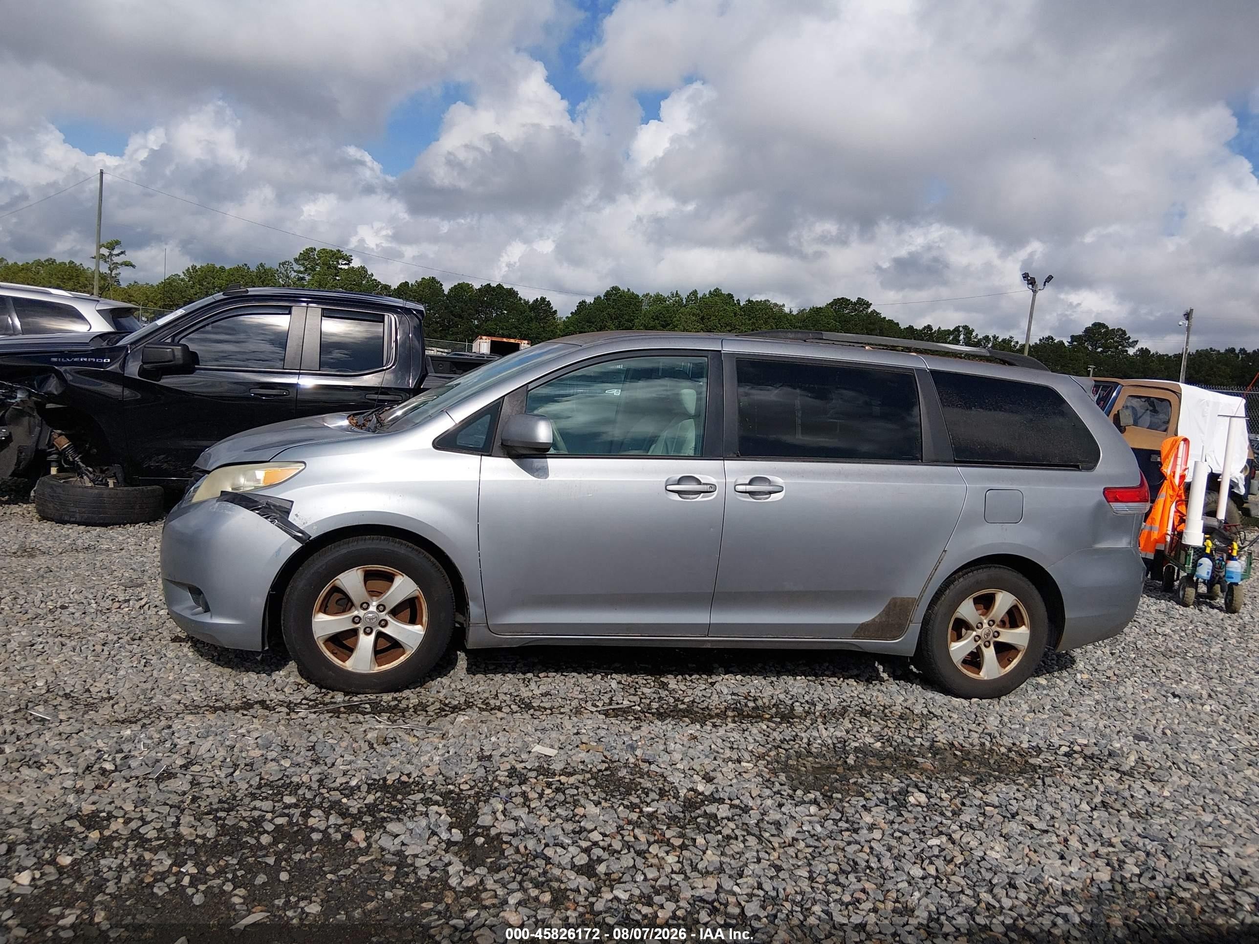 2011 Toyota Sienna Le V6 Серебряный vin: 5TDKK3DC9BS156269