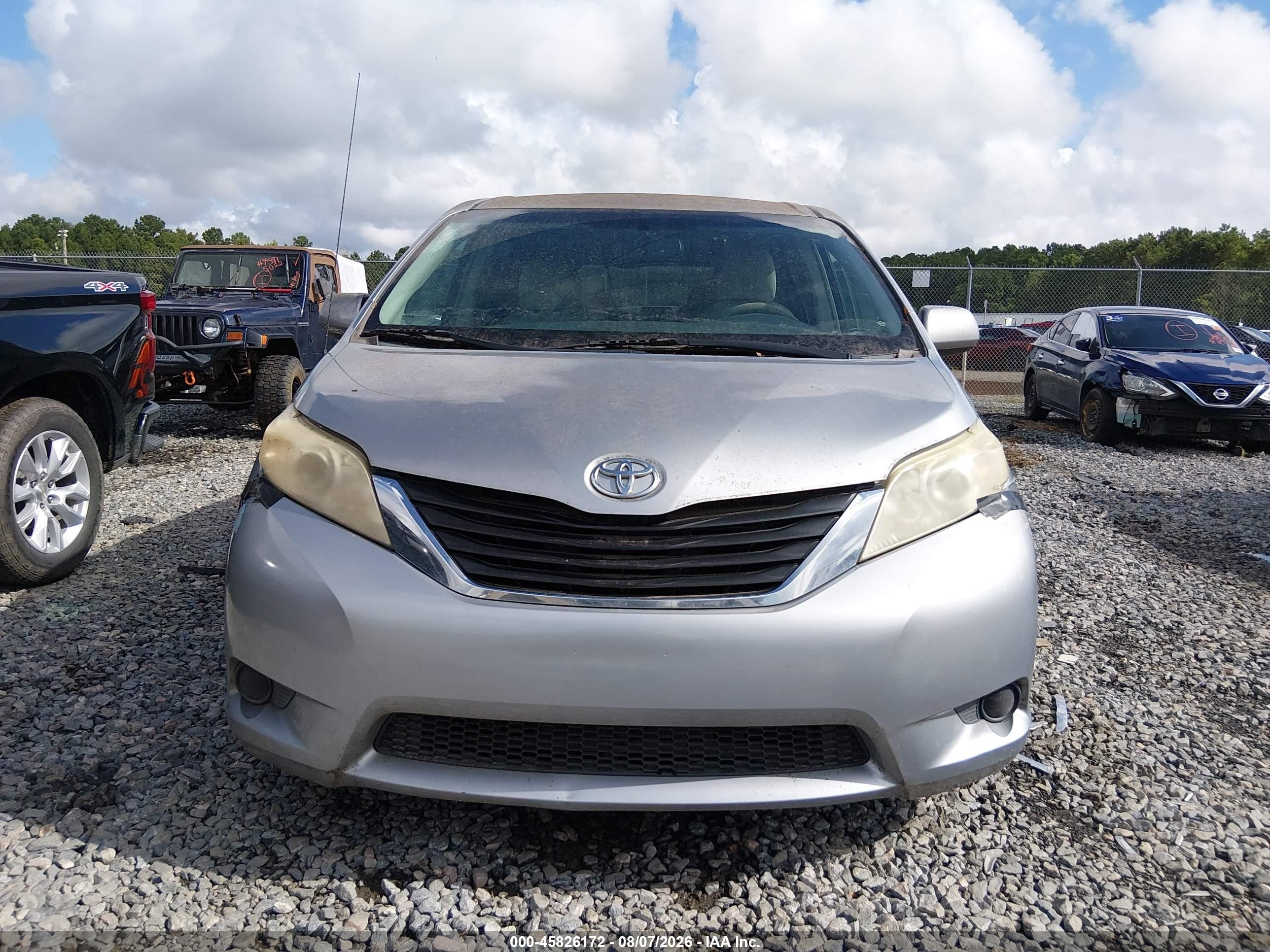 2011 Toyota Sienna Le V6 Серебряный vin: 5TDKK3DC9BS156269