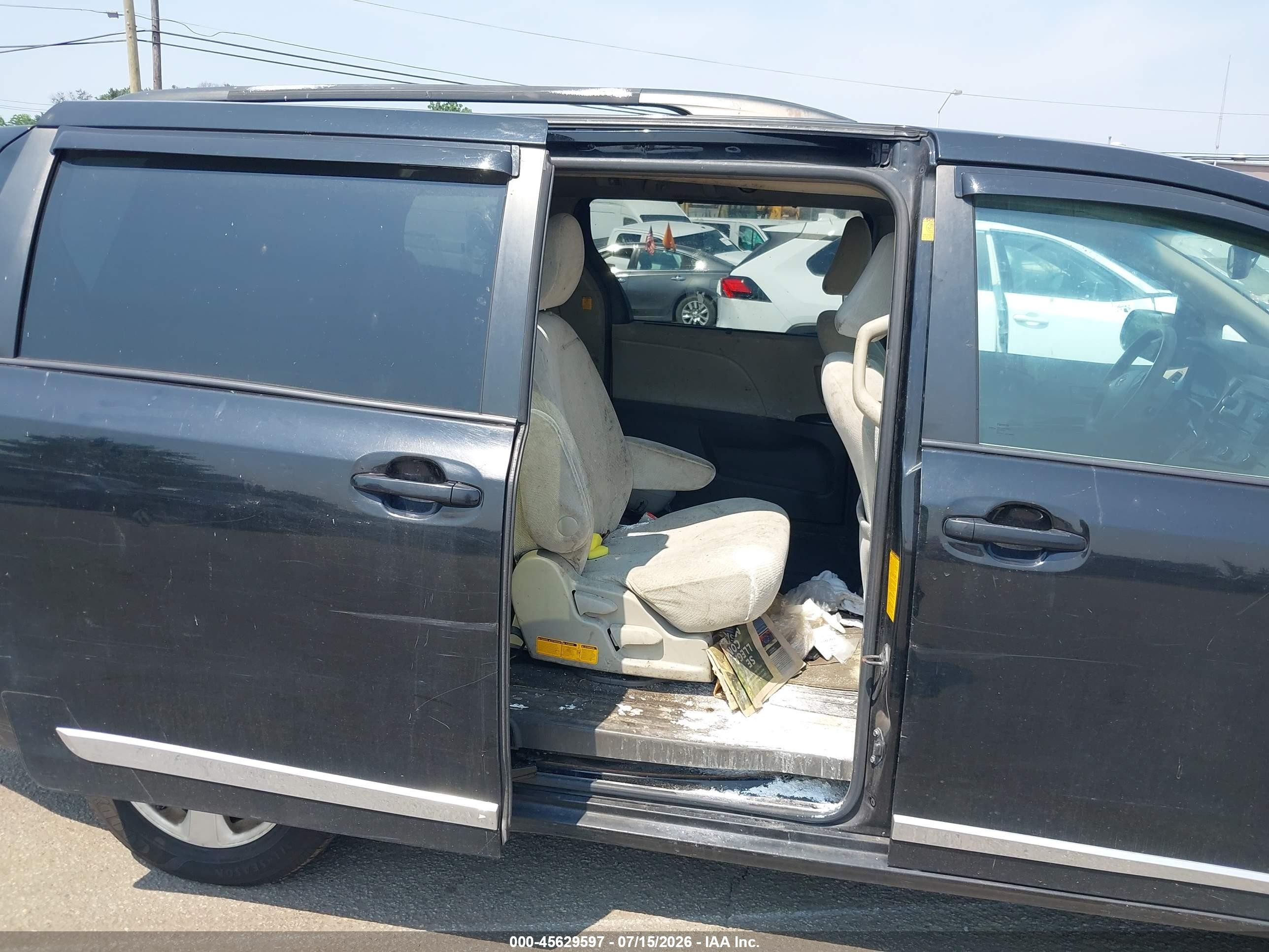 2011 Toyota Sienna Le V6 Черный vin: 5TDKK3DC9BS161858