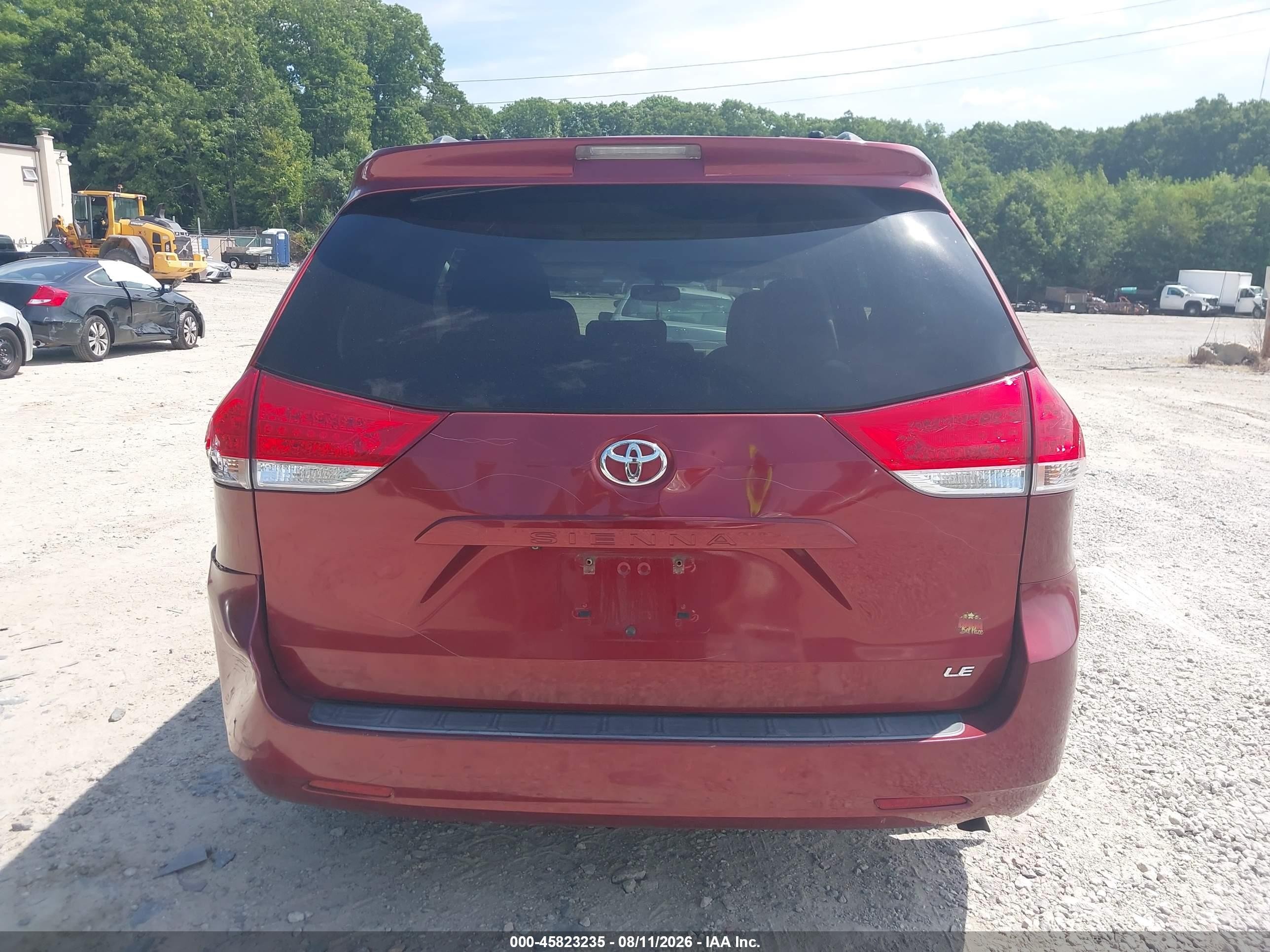 2012 Toyota Sienna Le V6 8 Passenger Red vin: 5TDKK3DC9CS198040
