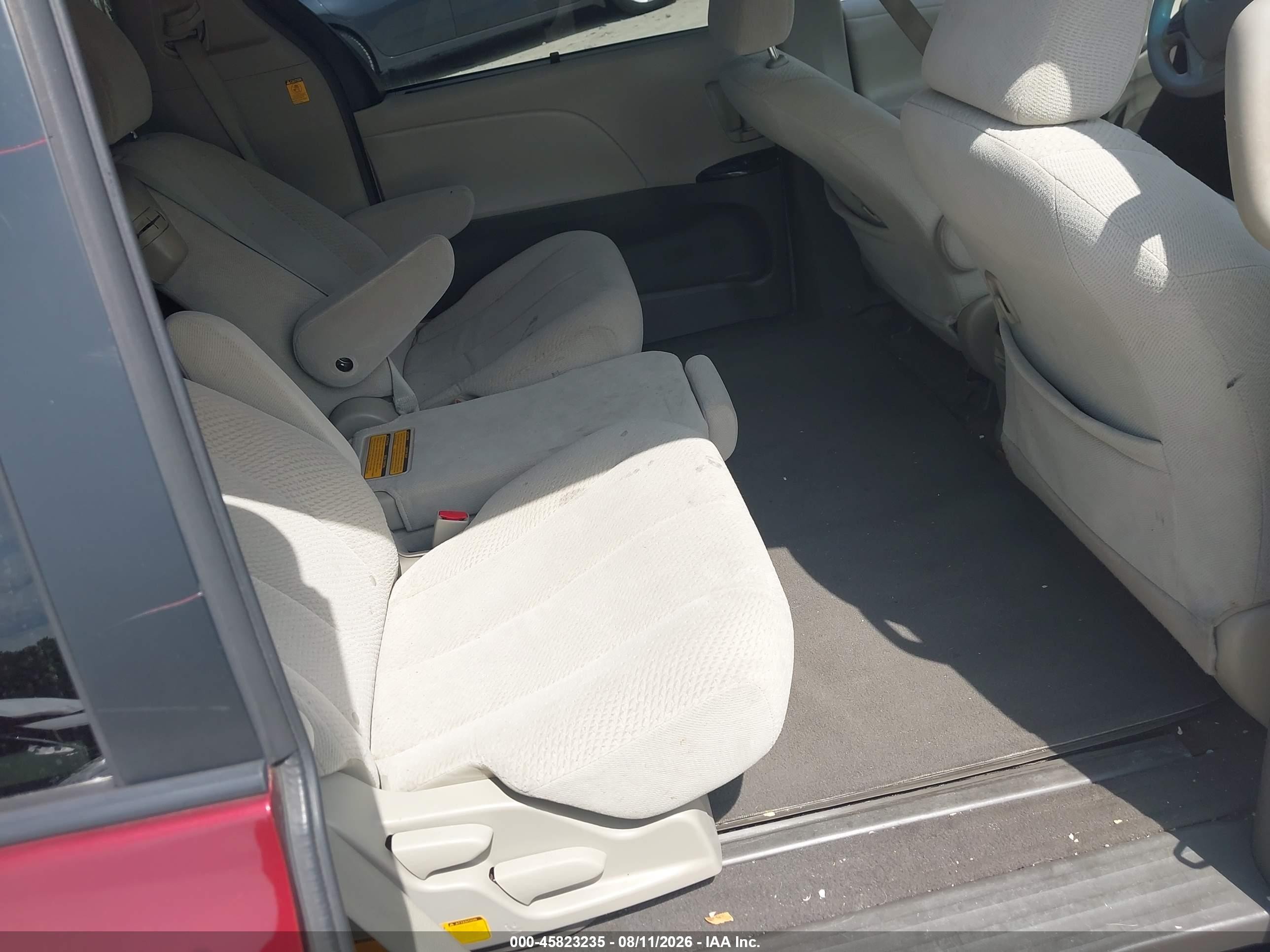 2012 Toyota Sienna Le V6 8 Passenger Red vin: 5TDKK3DC9CS198040