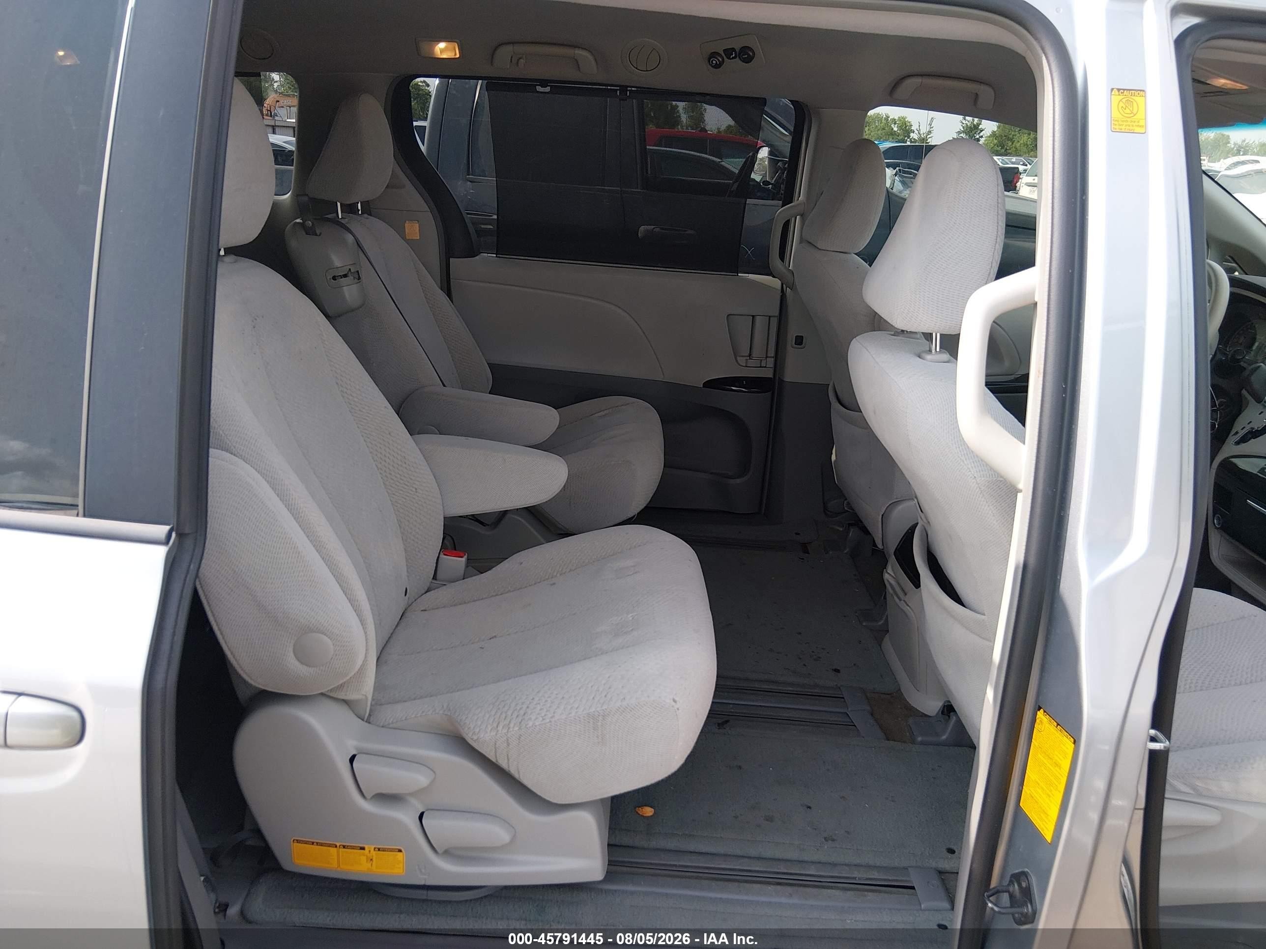 2012 Toyota Sienna Le V6 8 Passenger Silver vin: 5TDKK3DC9CS216844