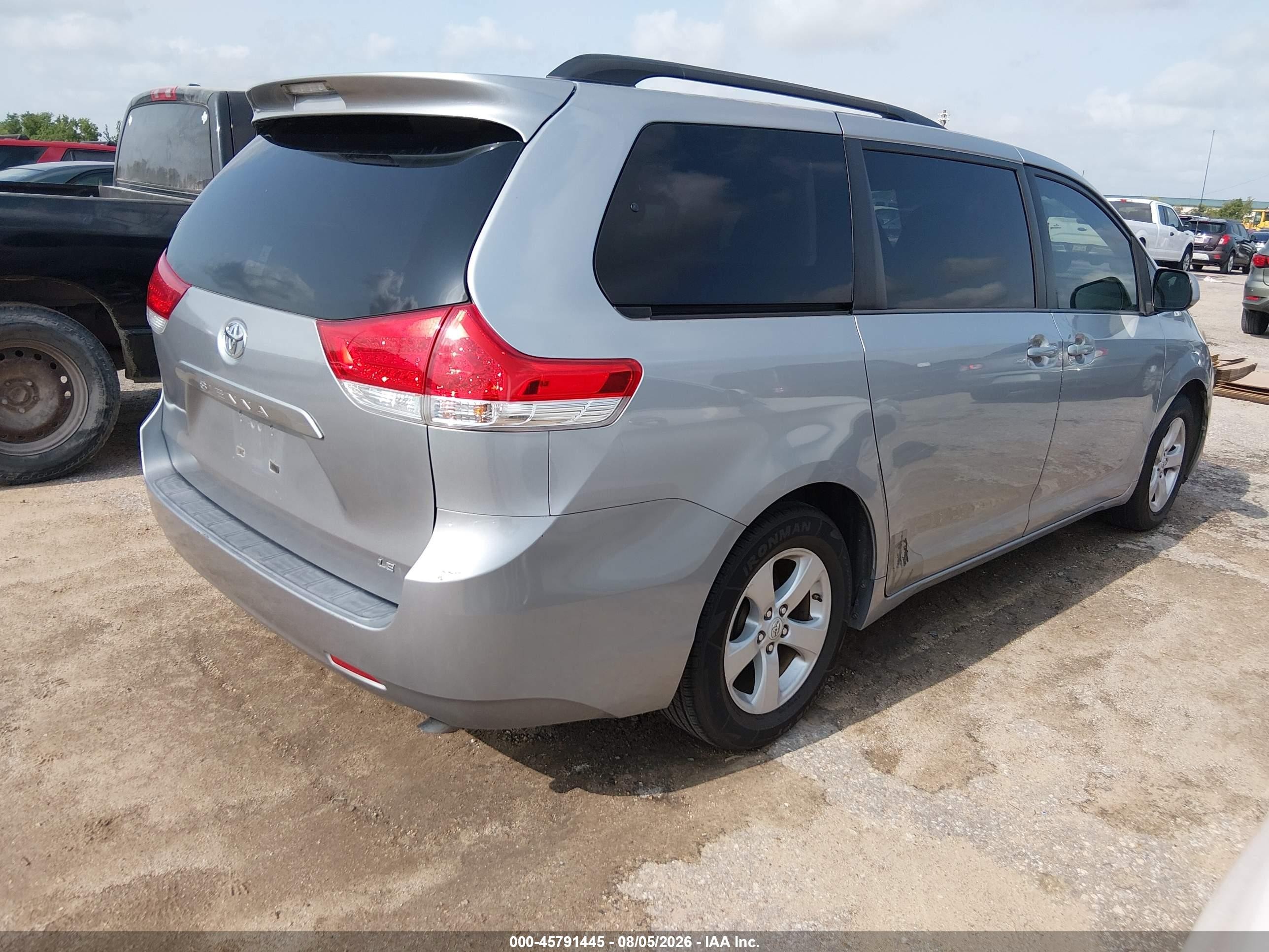 2012 Toyota Sienna Le V6 8 Passenger Silver vin: 5TDKK3DC9CS216844