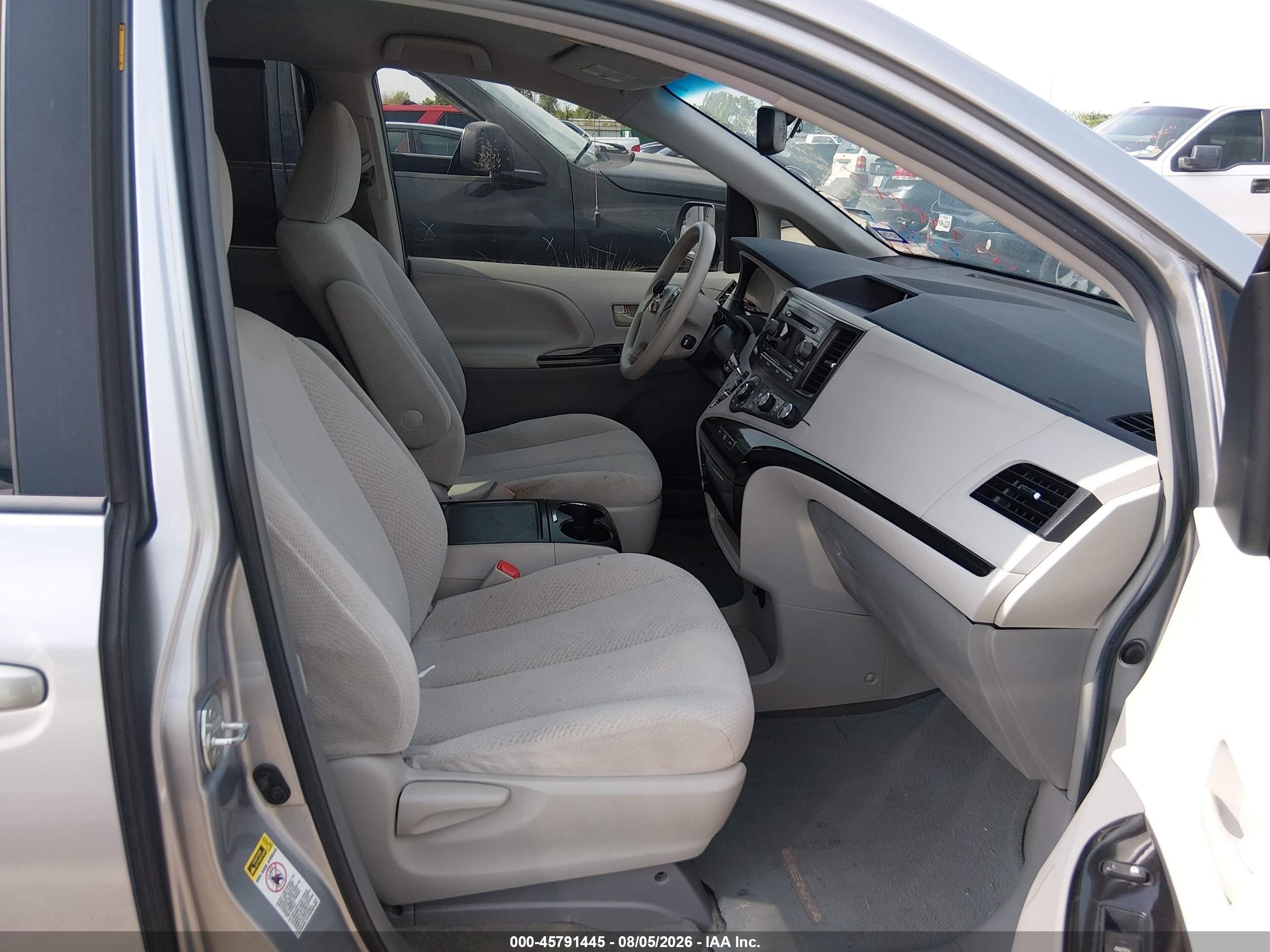 2012 Toyota Sienna Le V6 8 Passenger Silver vin: 5TDKK3DC9CS216844