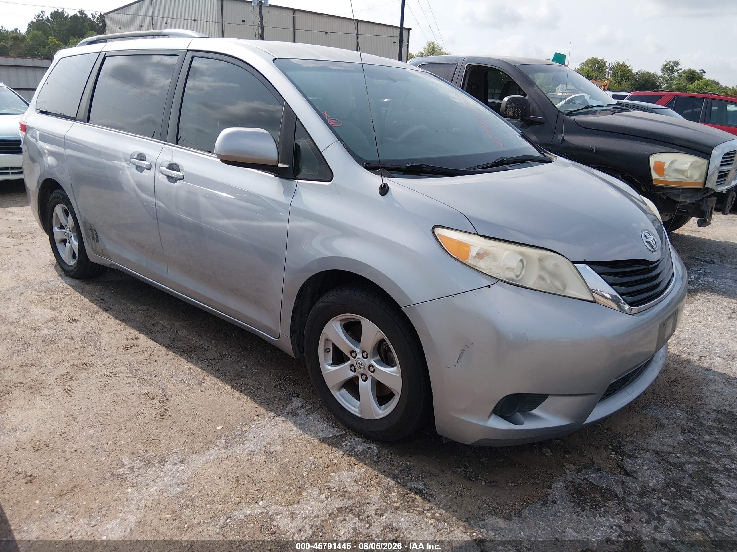 2012 Toyota Sienna Le V6 8 Passenger Silver vin: 5TDKK3DC9CS216844