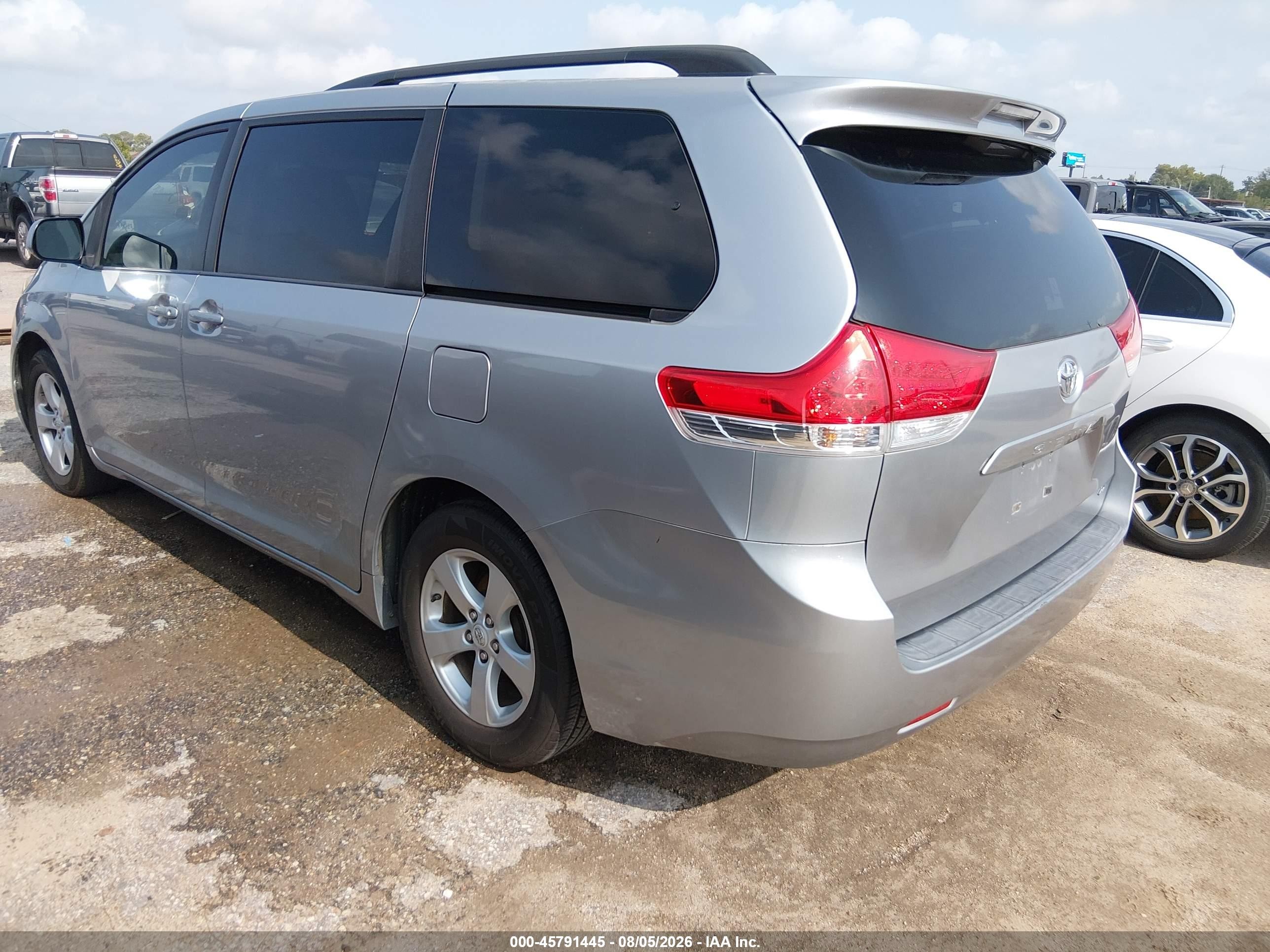 2012 Toyota Sienna Le V6 8 Passenger Silver vin: 5TDKK3DC9CS216844