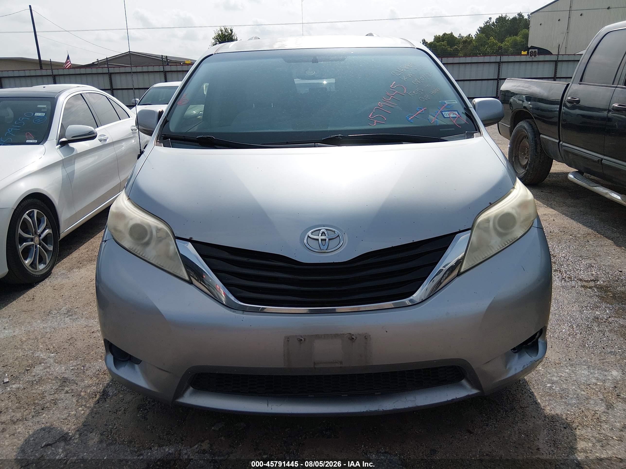2012 Toyota Sienna Le V6 8 Passenger Silver vin: 5TDKK3DC9CS216844
