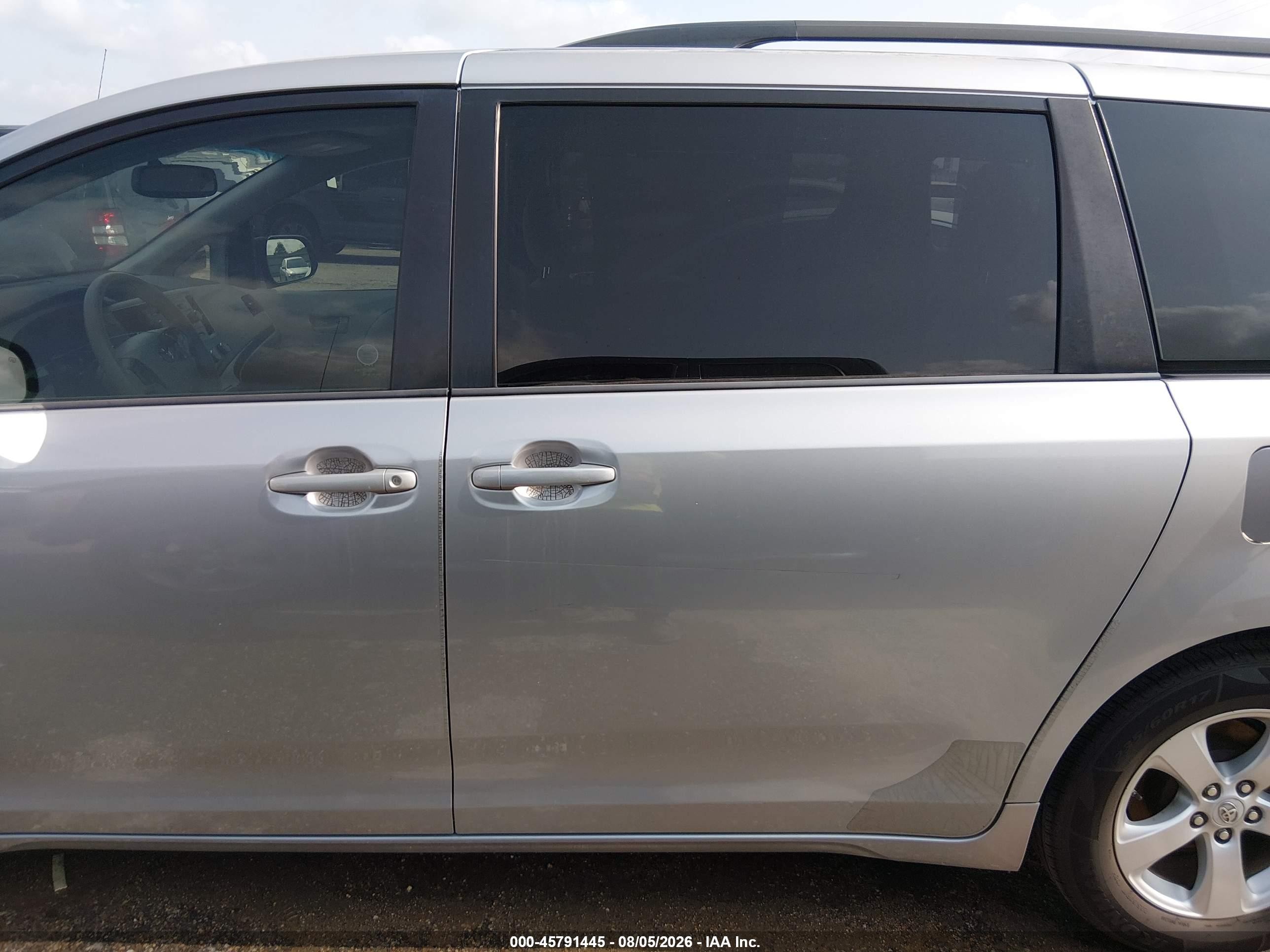 2012 Toyota Sienna Le V6 8 Passenger Silver vin: 5TDKK3DC9CS216844