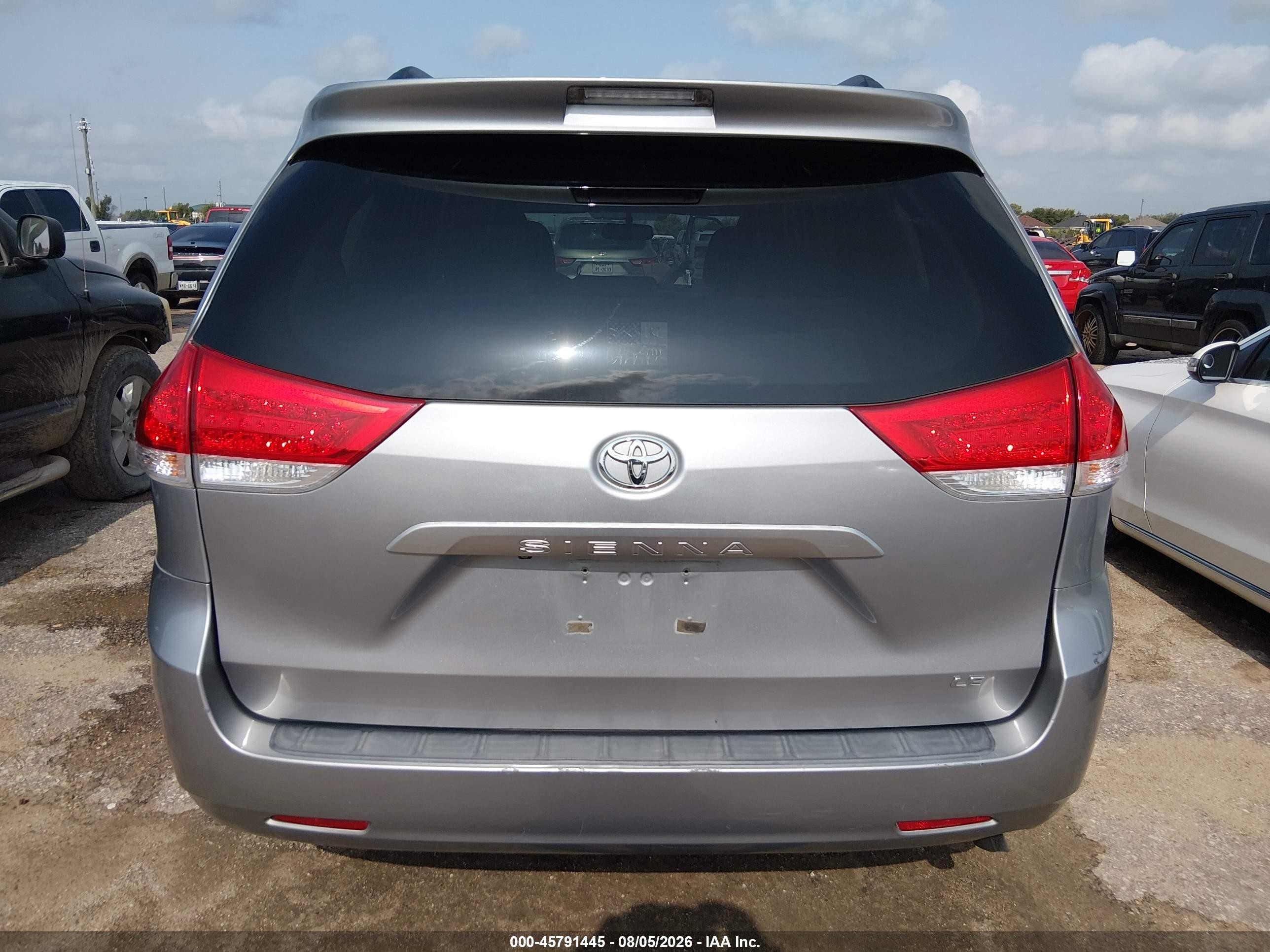 2012 Toyota Sienna Le V6 8 Passenger Silver vin: 5TDKK3DC9CS216844