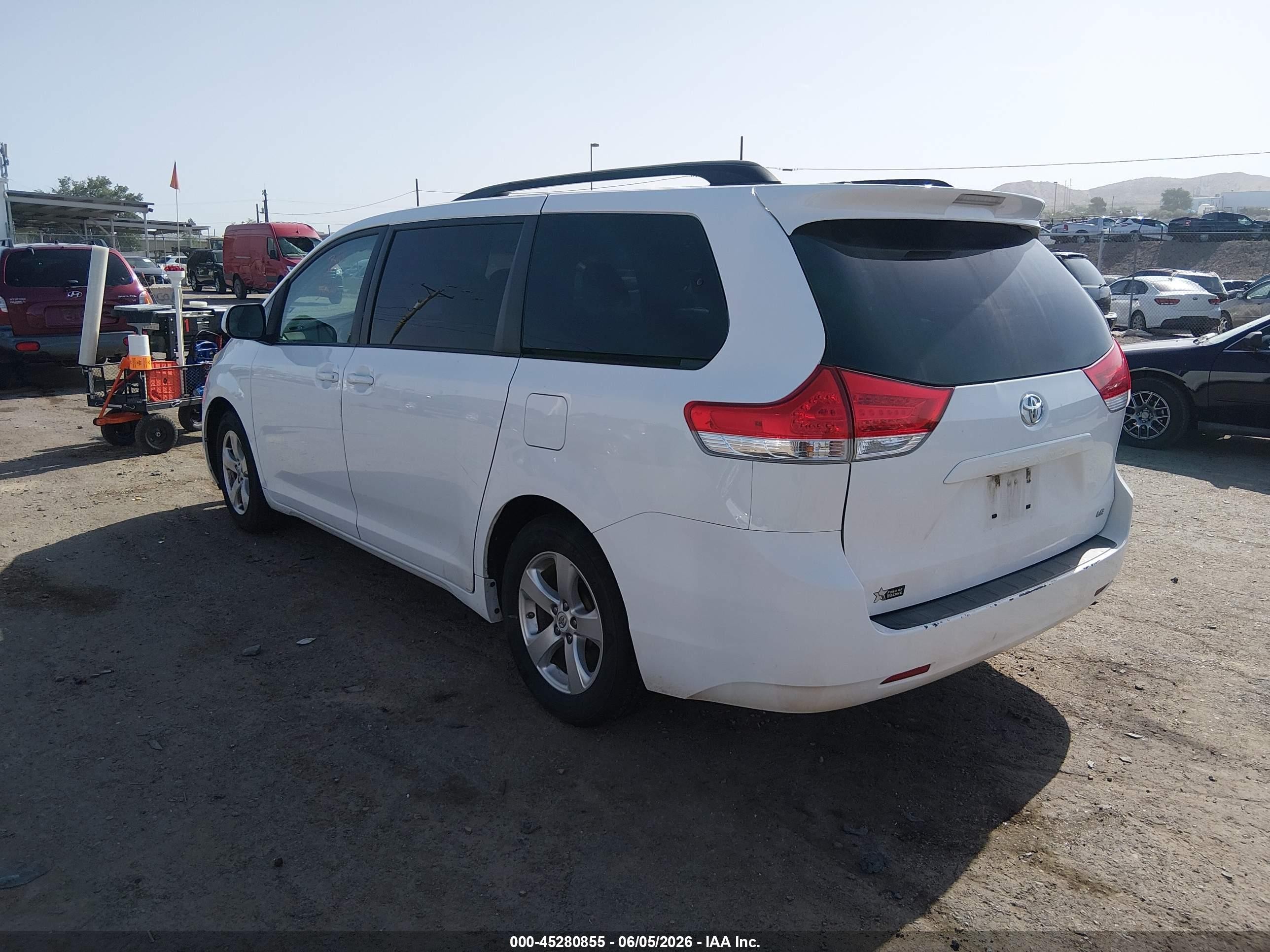 2012 Toyota Sienna Le V6 8 Passenger White vin: 5TDKK3DC9CS224569