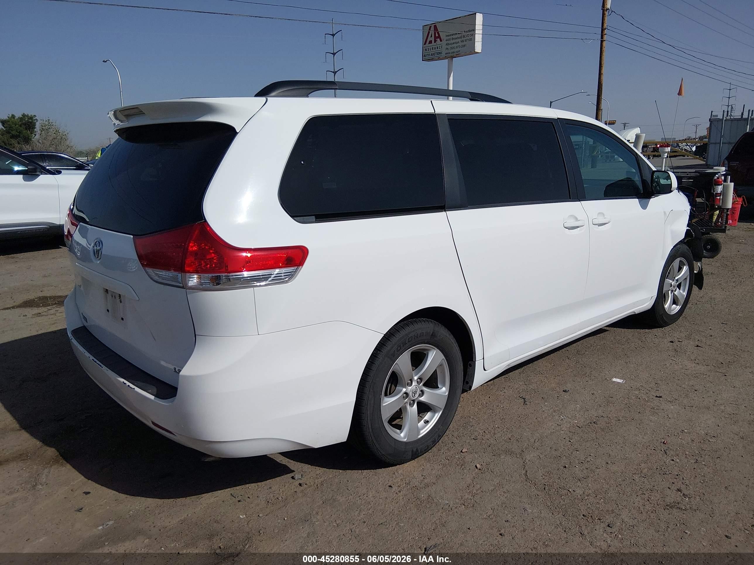 2012 Toyota Sienna Le V6 8 Passenger White vin: 5TDKK3DC9CS224569
