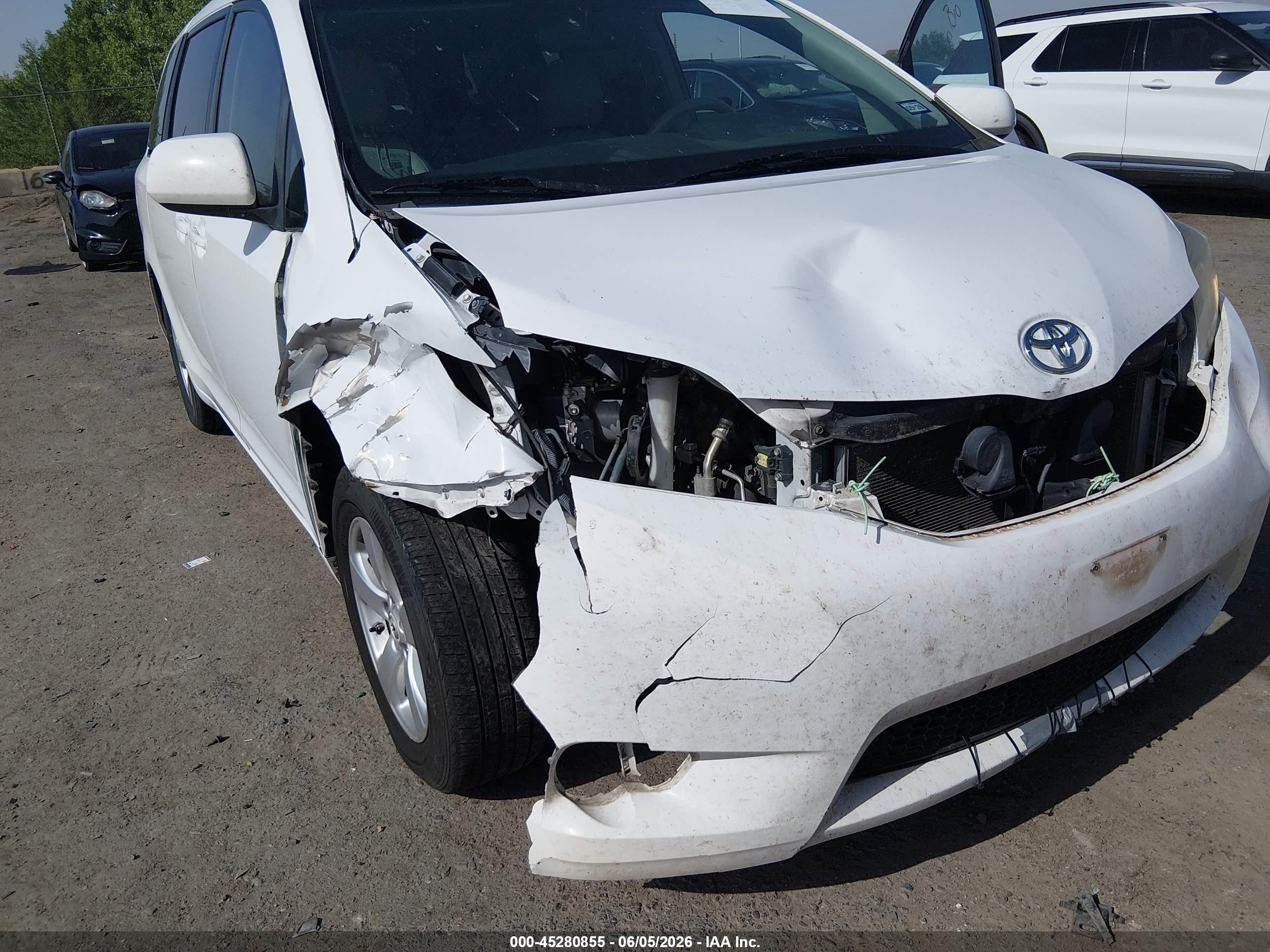 2012 Toyota Sienna Le V6 8 Passenger White vin: 5TDKK3DC9CS224569