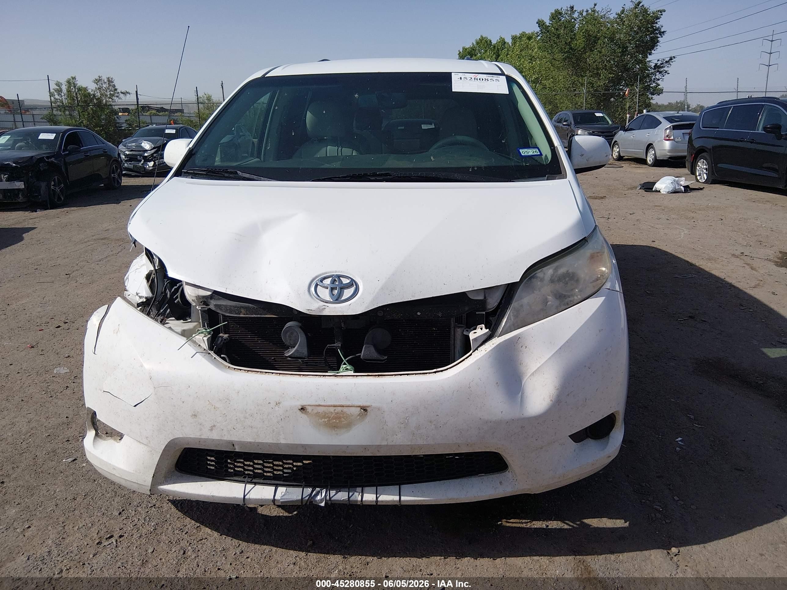 2012 Toyota Sienna Le V6 8 Passenger White vin: 5TDKK3DC9CS224569