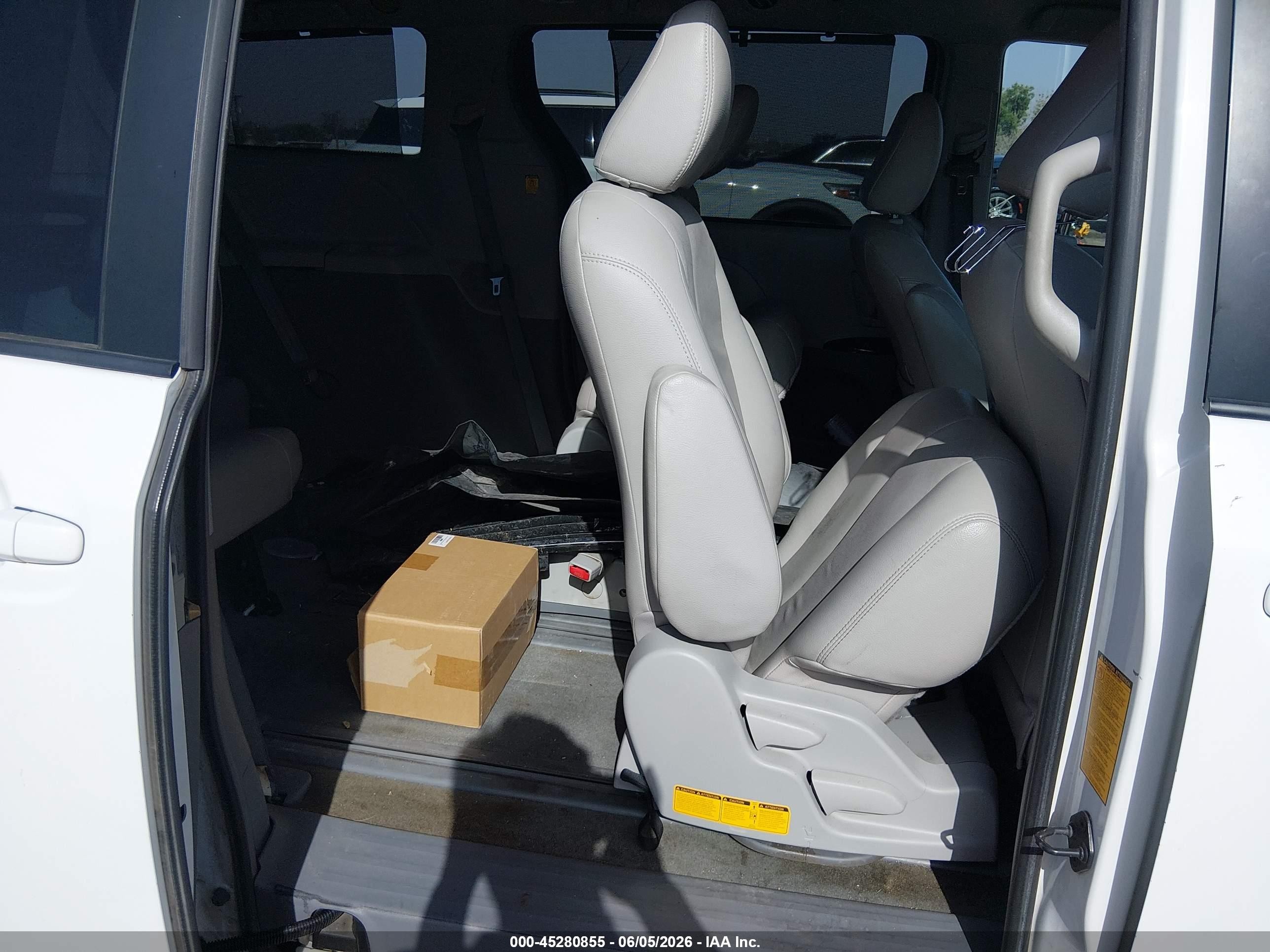 2012 Toyota Sienna Le V6 8 Passenger White vin: 5TDKK3DC9CS224569
