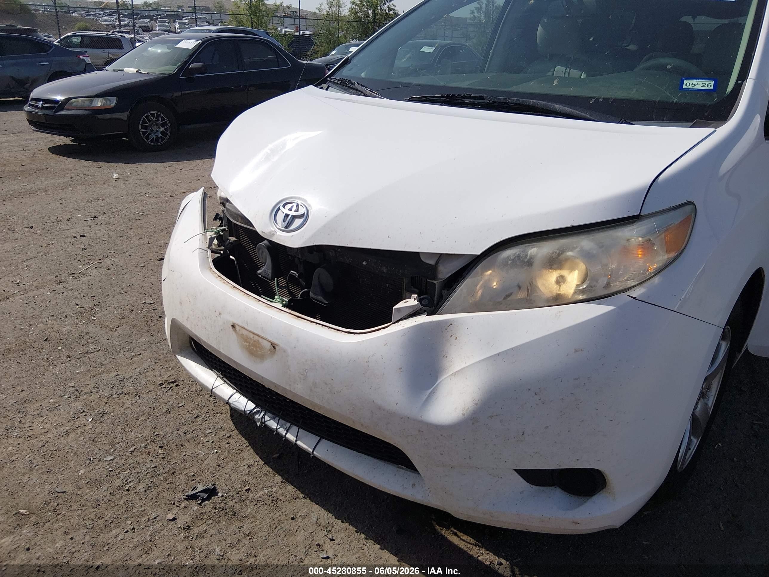 2012 Toyota Sienna Le V6 8 Passenger White vin: 5TDKK3DC9CS224569
