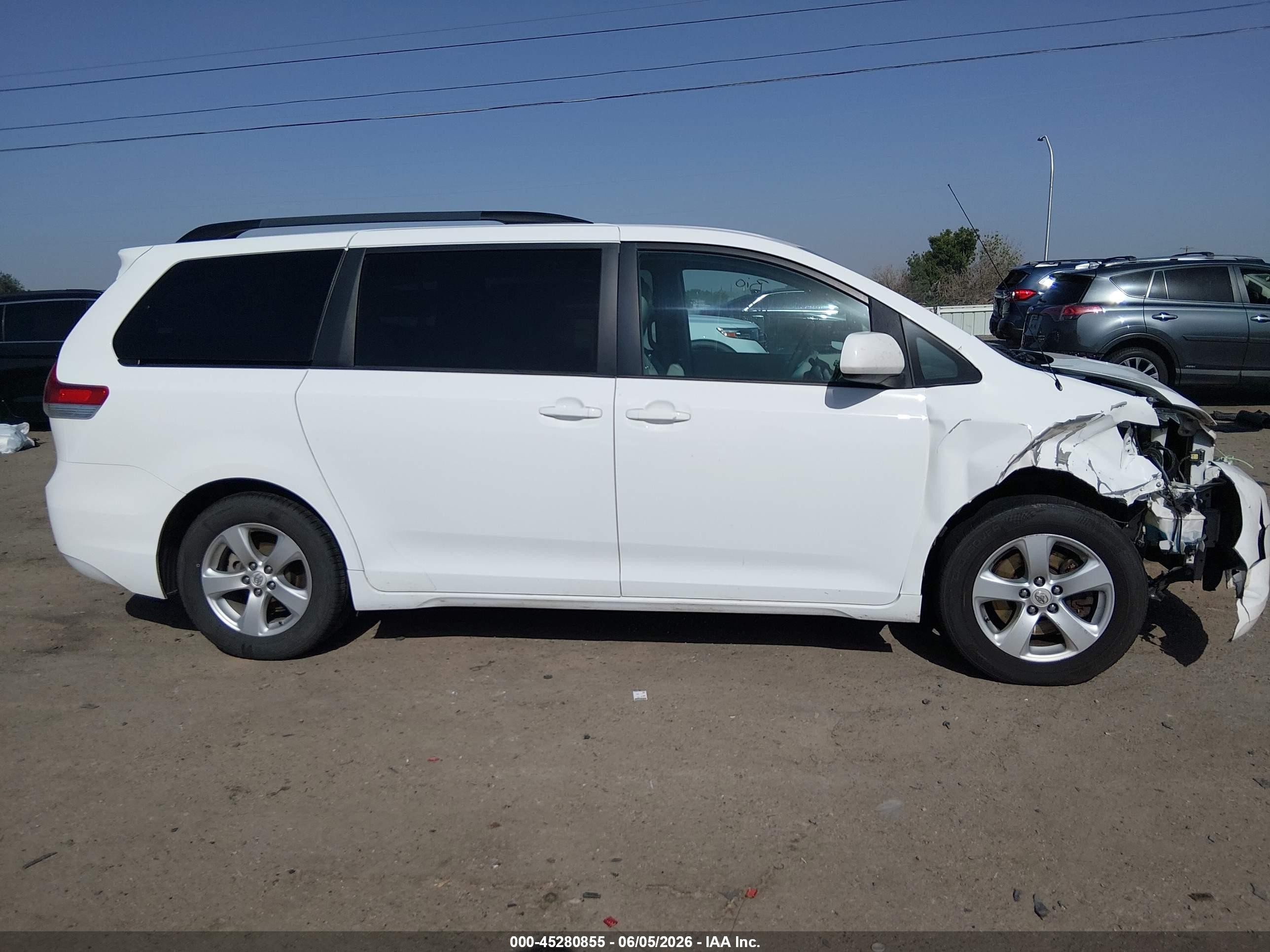 2012 Toyota Sienna Le V6 8 Passenger White vin: 5TDKK3DC9CS224569