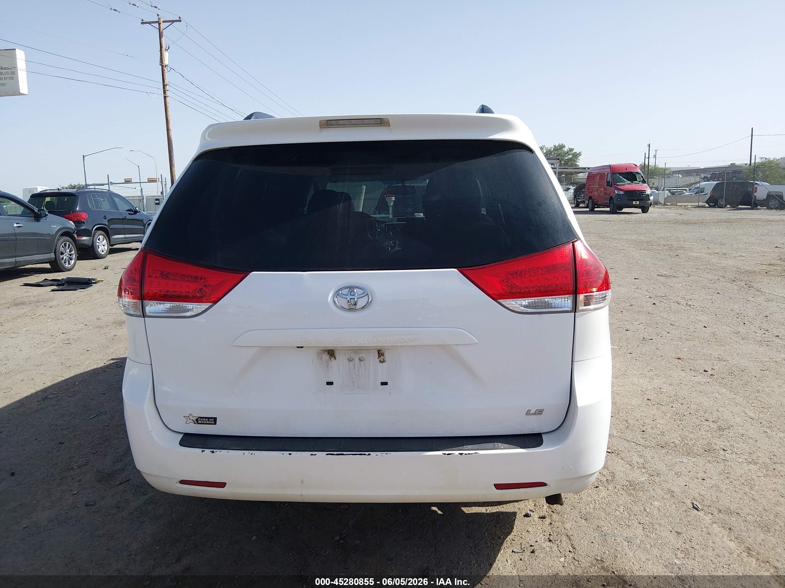 2012 Toyota Sienna Le V6 8 Passenger White vin: 5TDKK3DC9CS224569