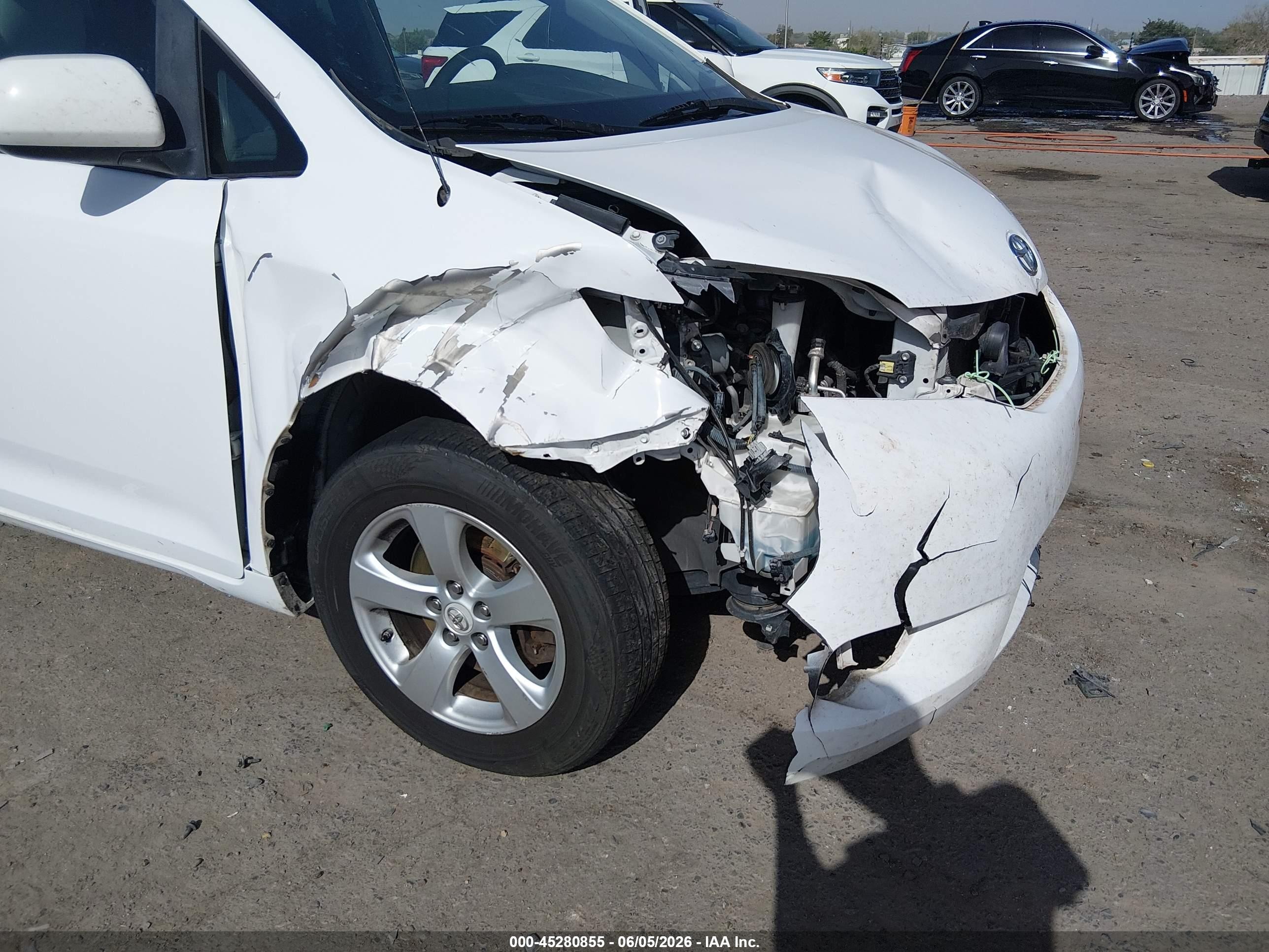 2012 Toyota Sienna Le V6 8 Passenger White vin: 5TDKK3DC9CS224569
