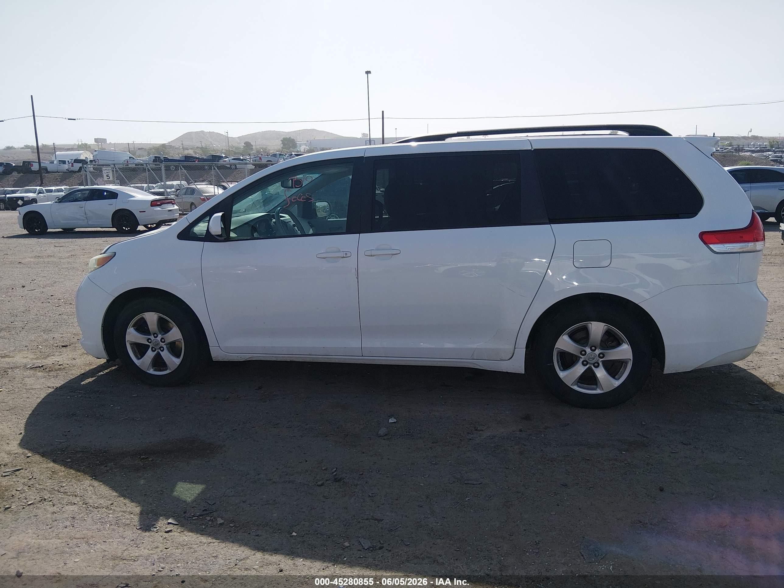 2012 Toyota Sienna Le V6 8 Passenger White vin: 5TDKK3DC9CS224569