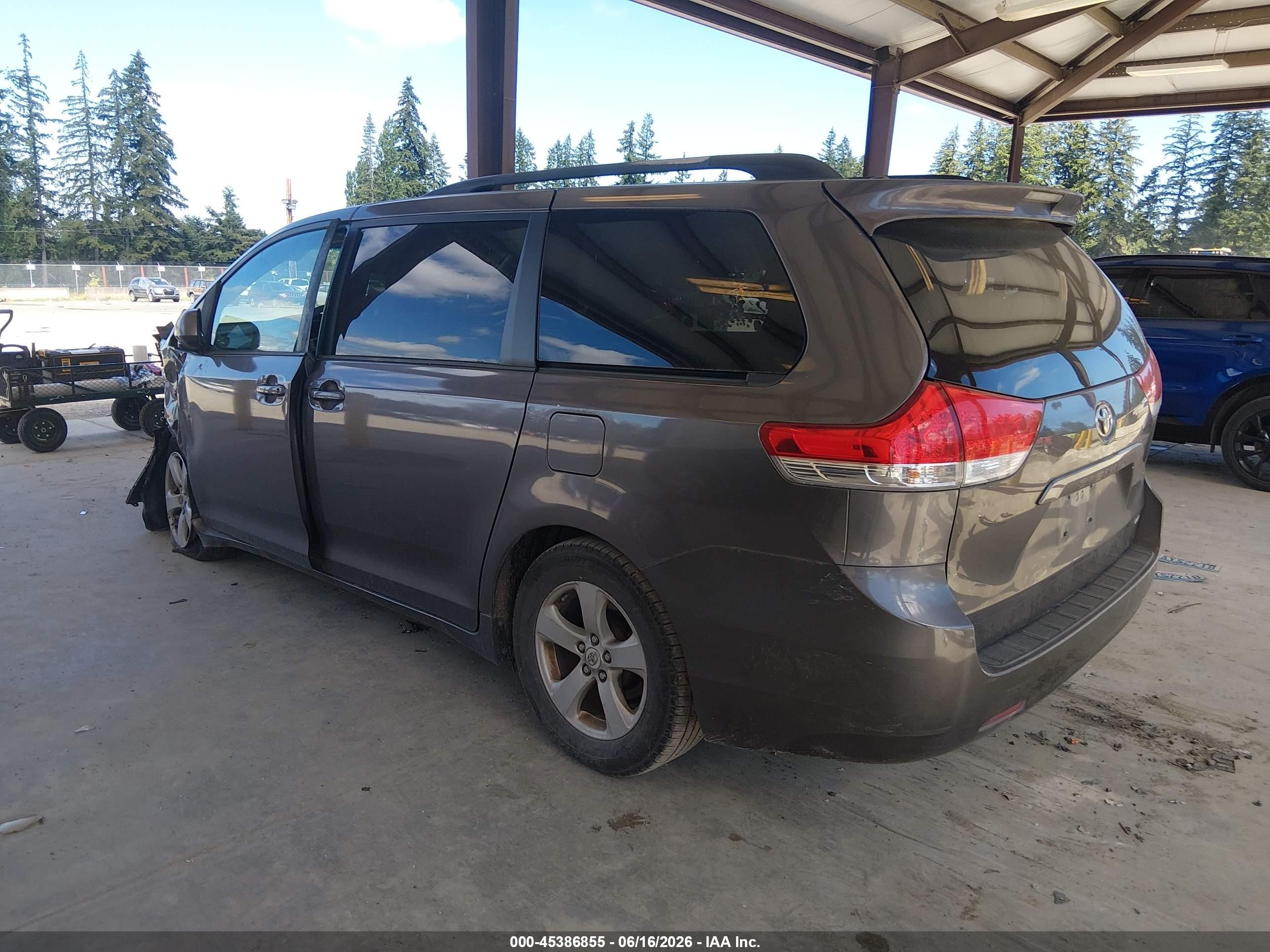 2012 Toyota Sienna Le V6 8 Passenger Gray vin: 5TDKK3DC9CS225348