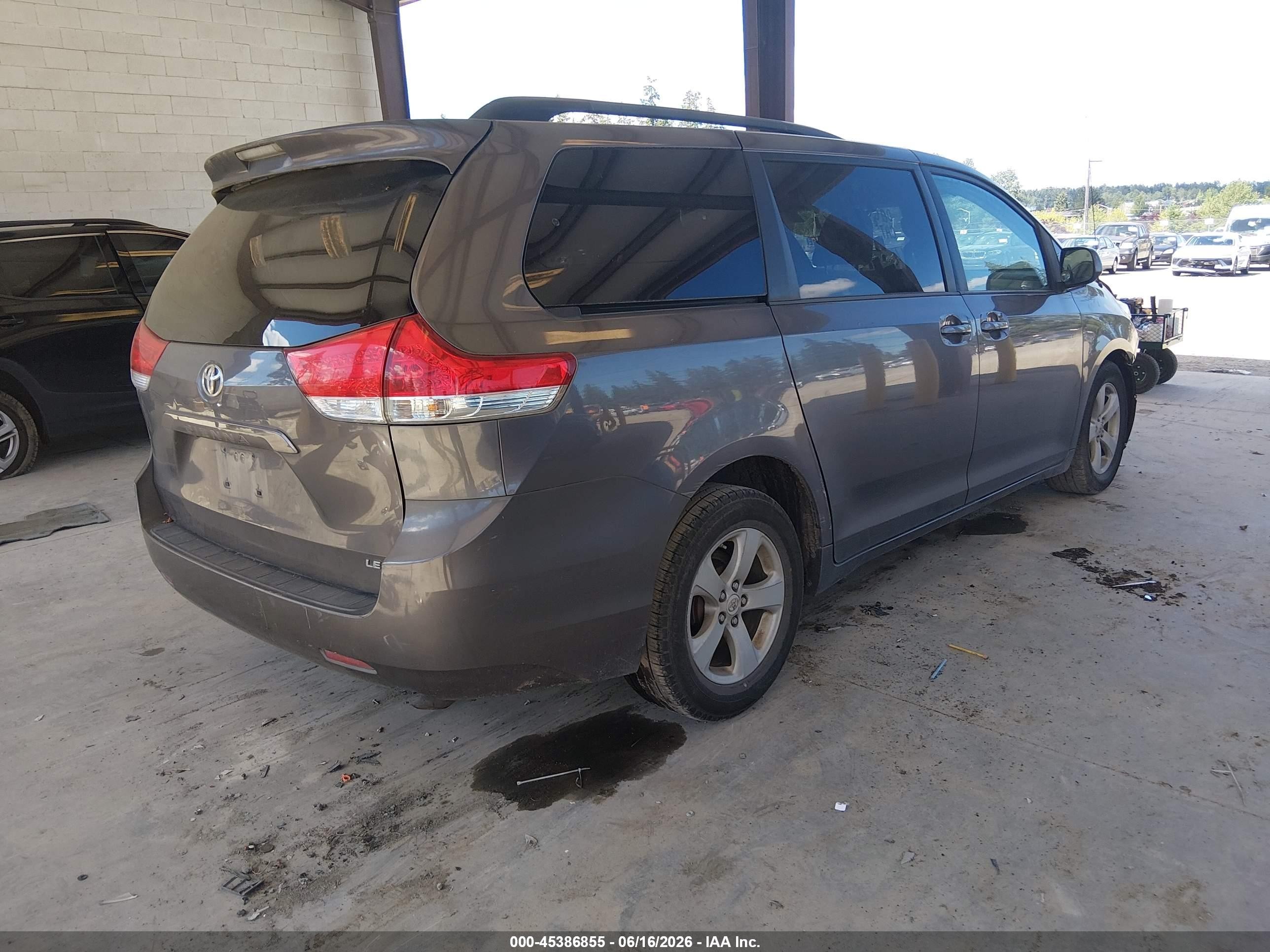 2012 Toyota Sienna Le V6 8 Passenger Gray vin: 5TDKK3DC9CS225348