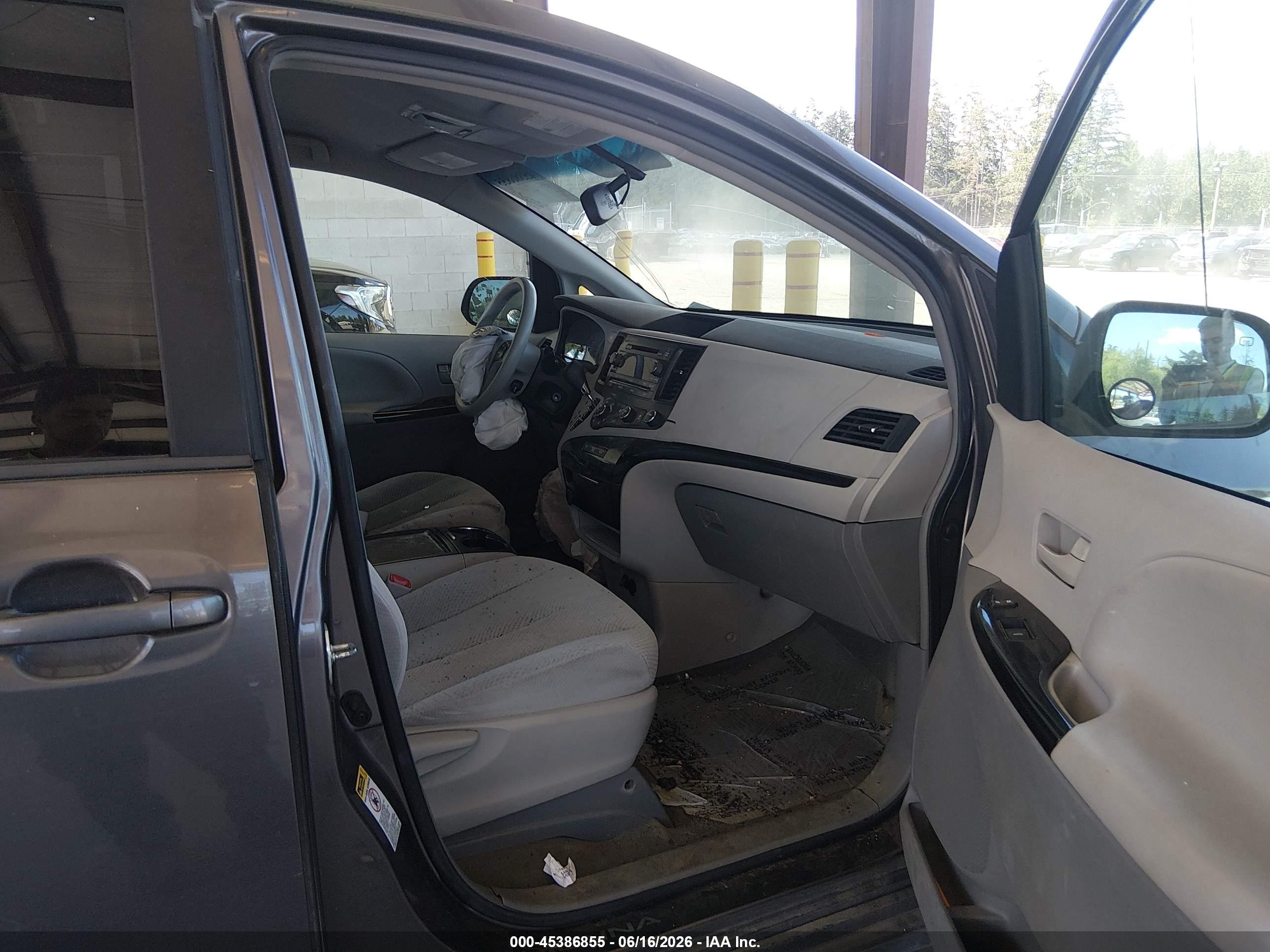 2012 Toyota Sienna Le V6 8 Passenger Gray vin: 5TDKK3DC9CS225348