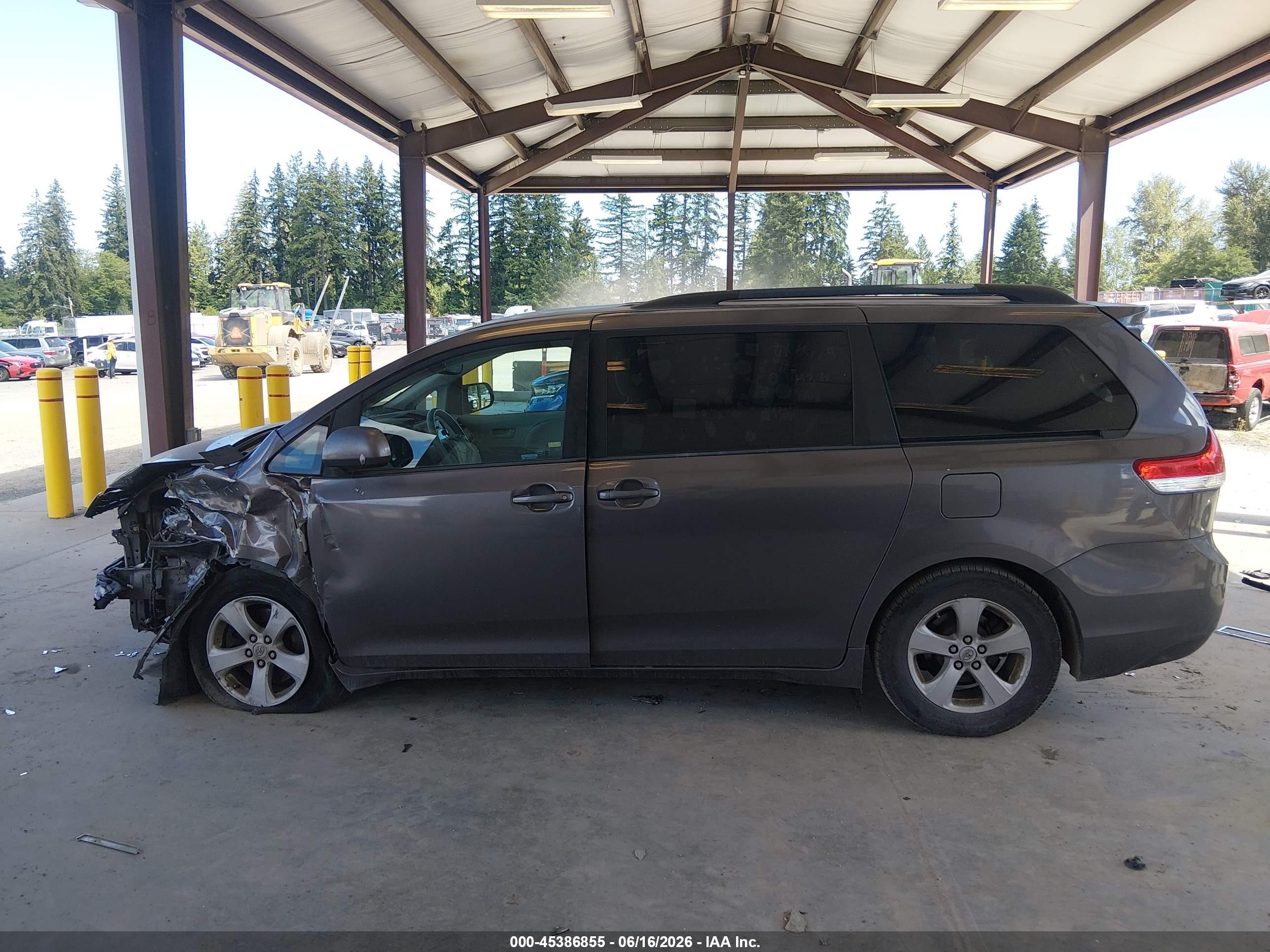 2012 Toyota Sienna Le V6 8 Passenger Gray vin: 5TDKK3DC9CS225348