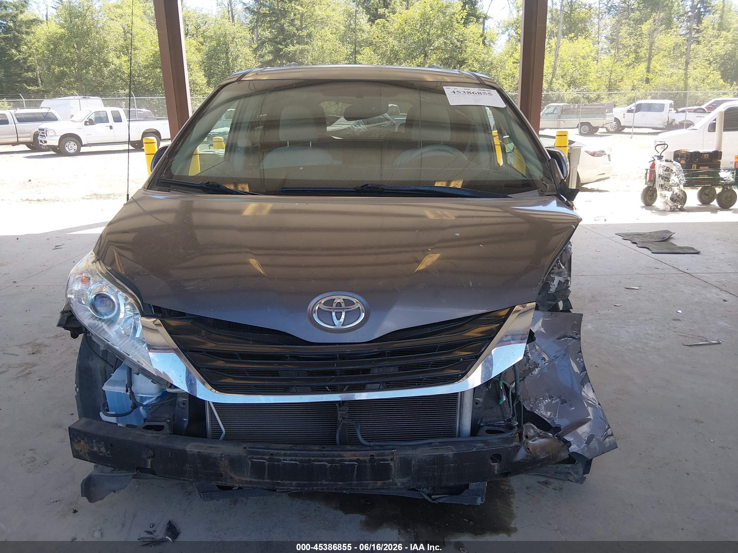 2012 Toyota Sienna Le V6 8 Passenger Gray vin: 5TDKK3DC9CS225348