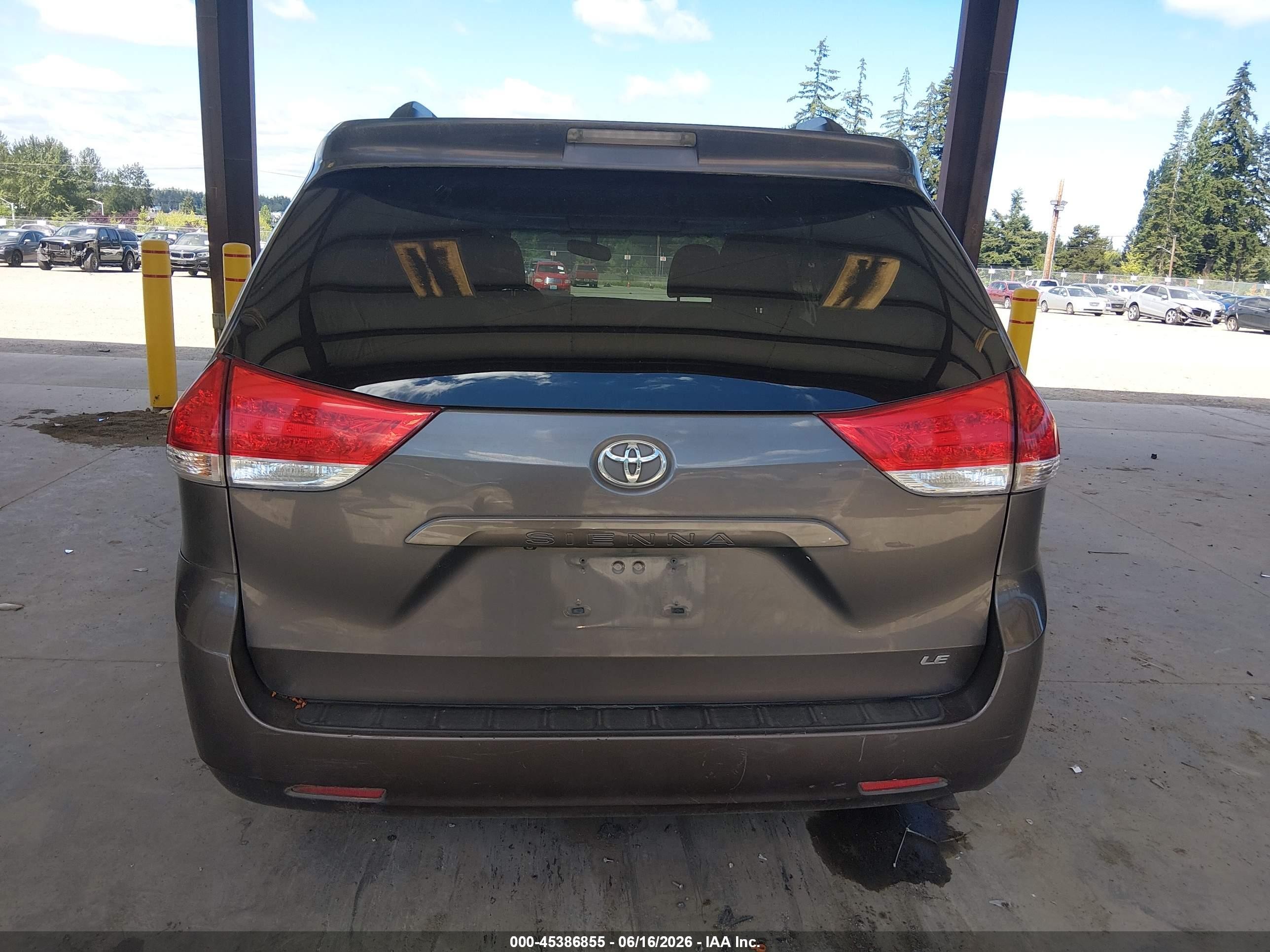2012 Toyota Sienna Le V6 8 Passenger Gray vin: 5TDKK3DC9CS225348
